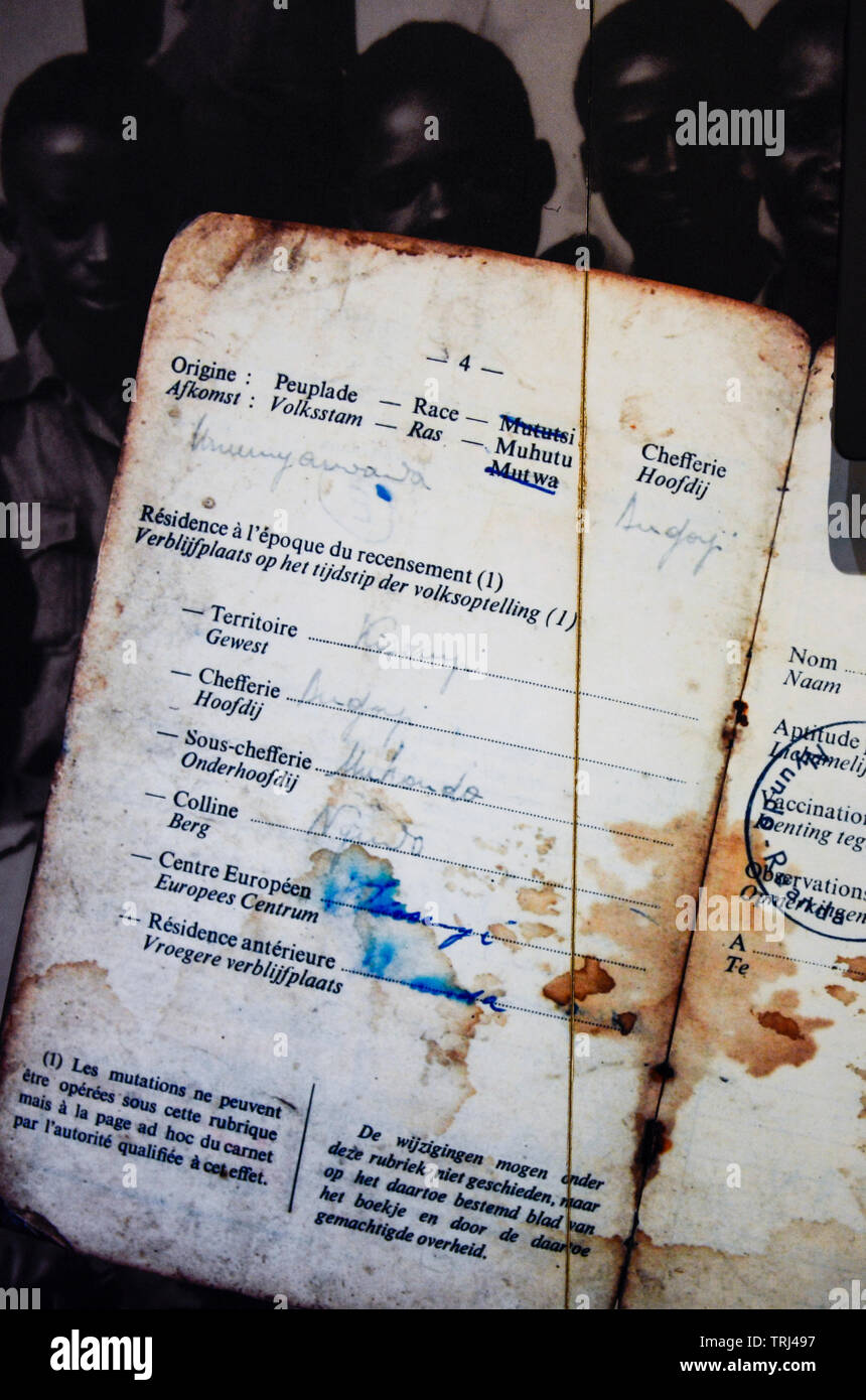 Il Ruanda, Kigali, Kigali Genocide Memorial , un museo e memoriale per ricordare il genocidio del 1994 in cui circa un milione di Tutsi furono assassinati da Hutu, immagine del passaporto belga da tempo coloniale con una marcatura di gara um um Hutu e Tutsi Mu Twa Foto Stock