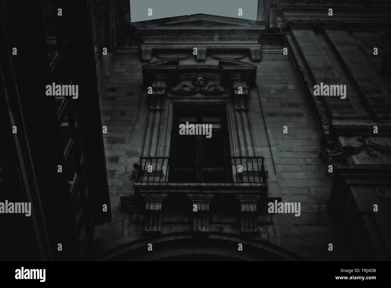Spooky edifici di notte in Malta. Un edificio vintage a La Valletta, Malta in bianco e nero di notte. Foto Stock