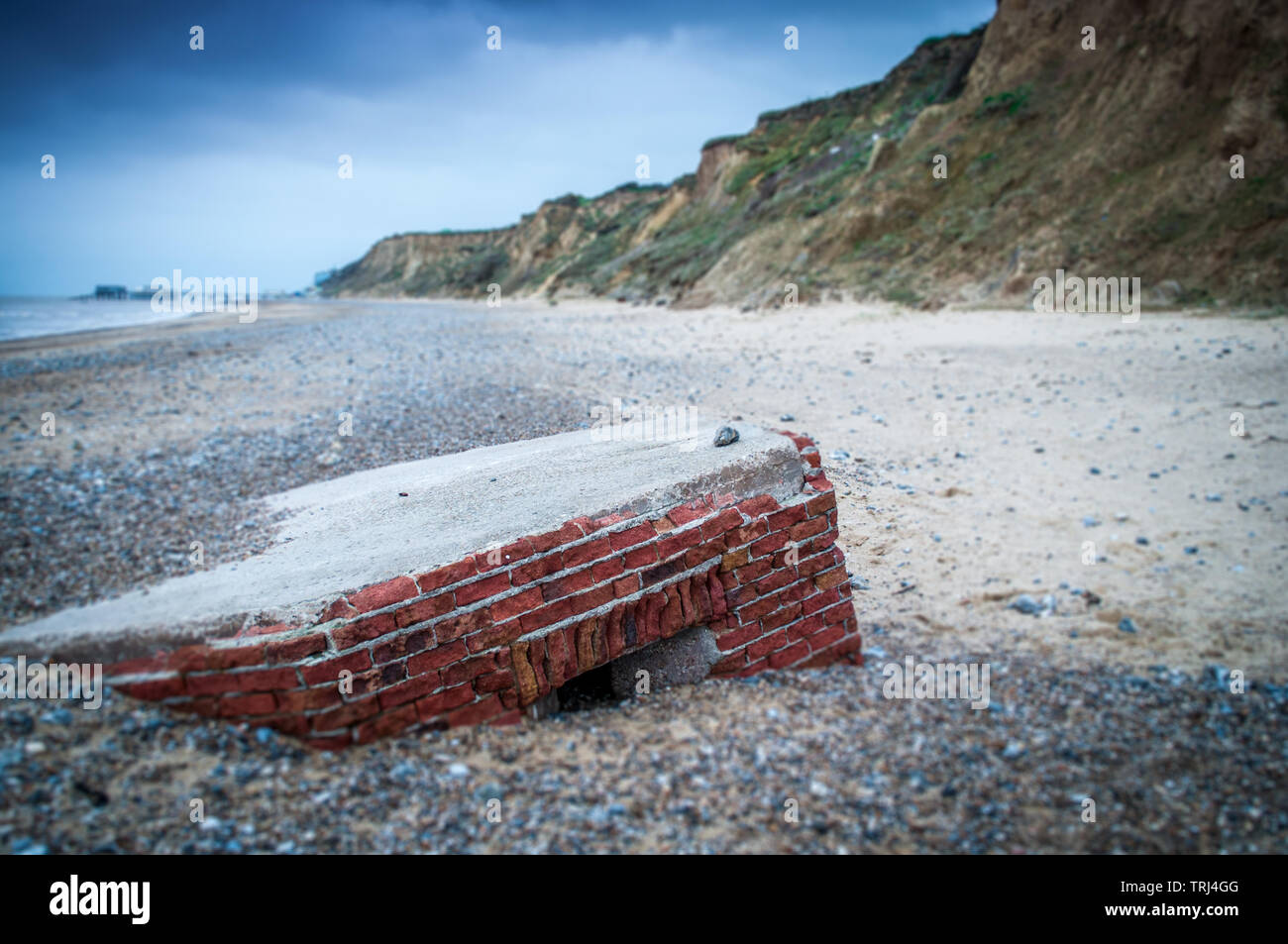 Quello che sembra un bunker militare lavato fuori da una scogliera erosa in Norfolk Foto Stock