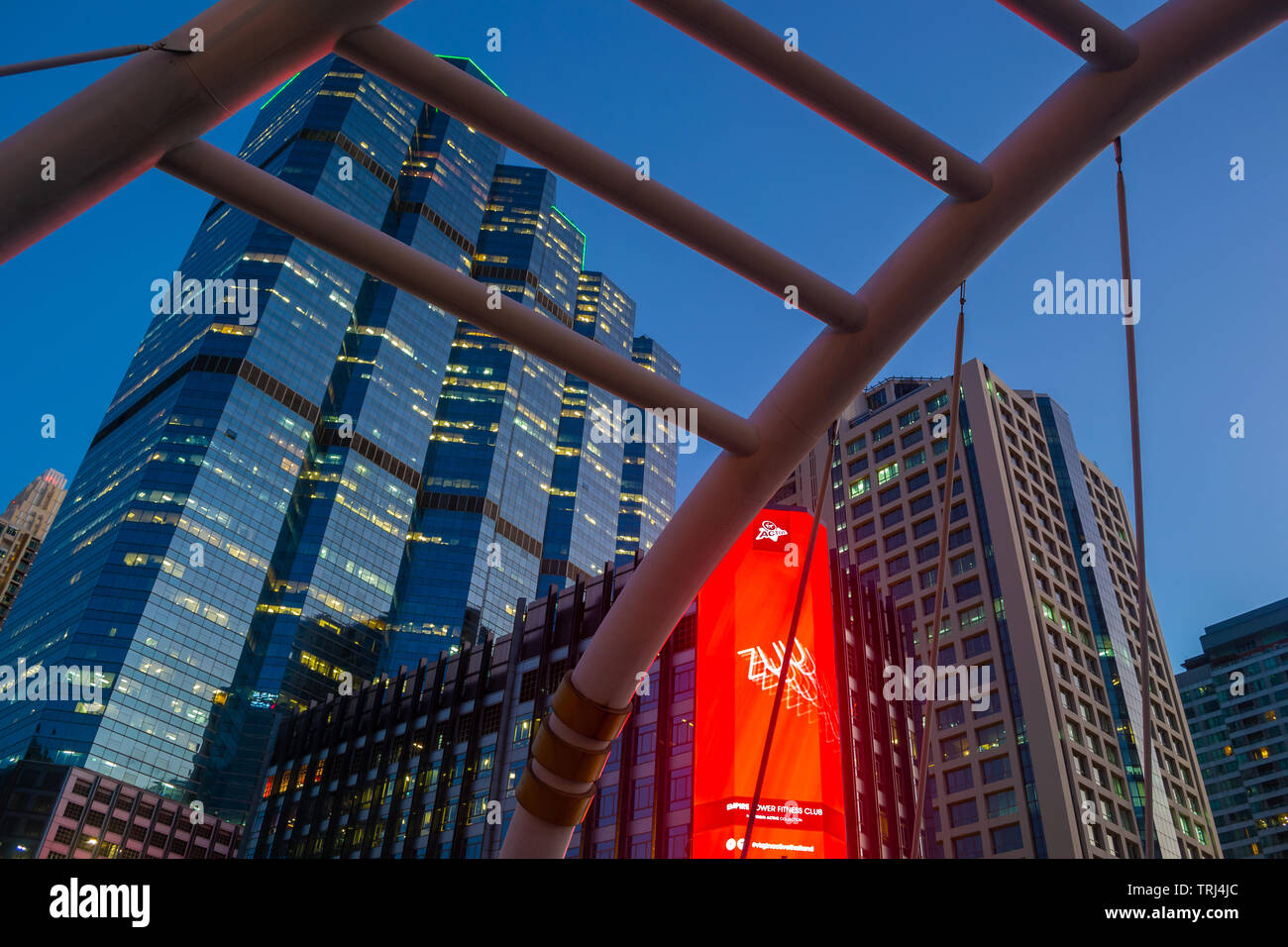 Chong Nonsi stazione BTS a Bangkok dopo il tramonto Foto Stock