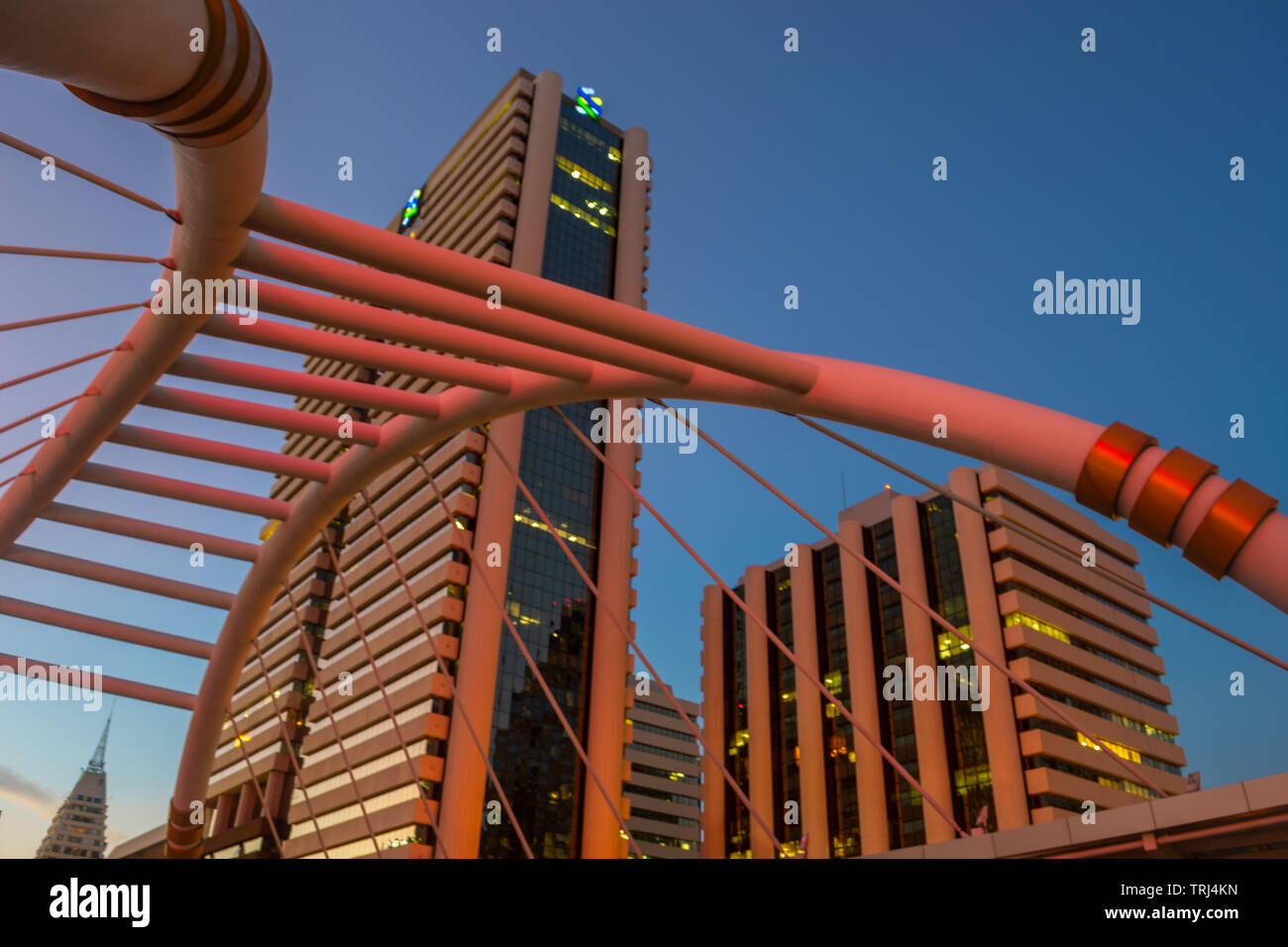 Chong Nonsi stazione BTS a Bangkok dopo il tramonto Foto Stock