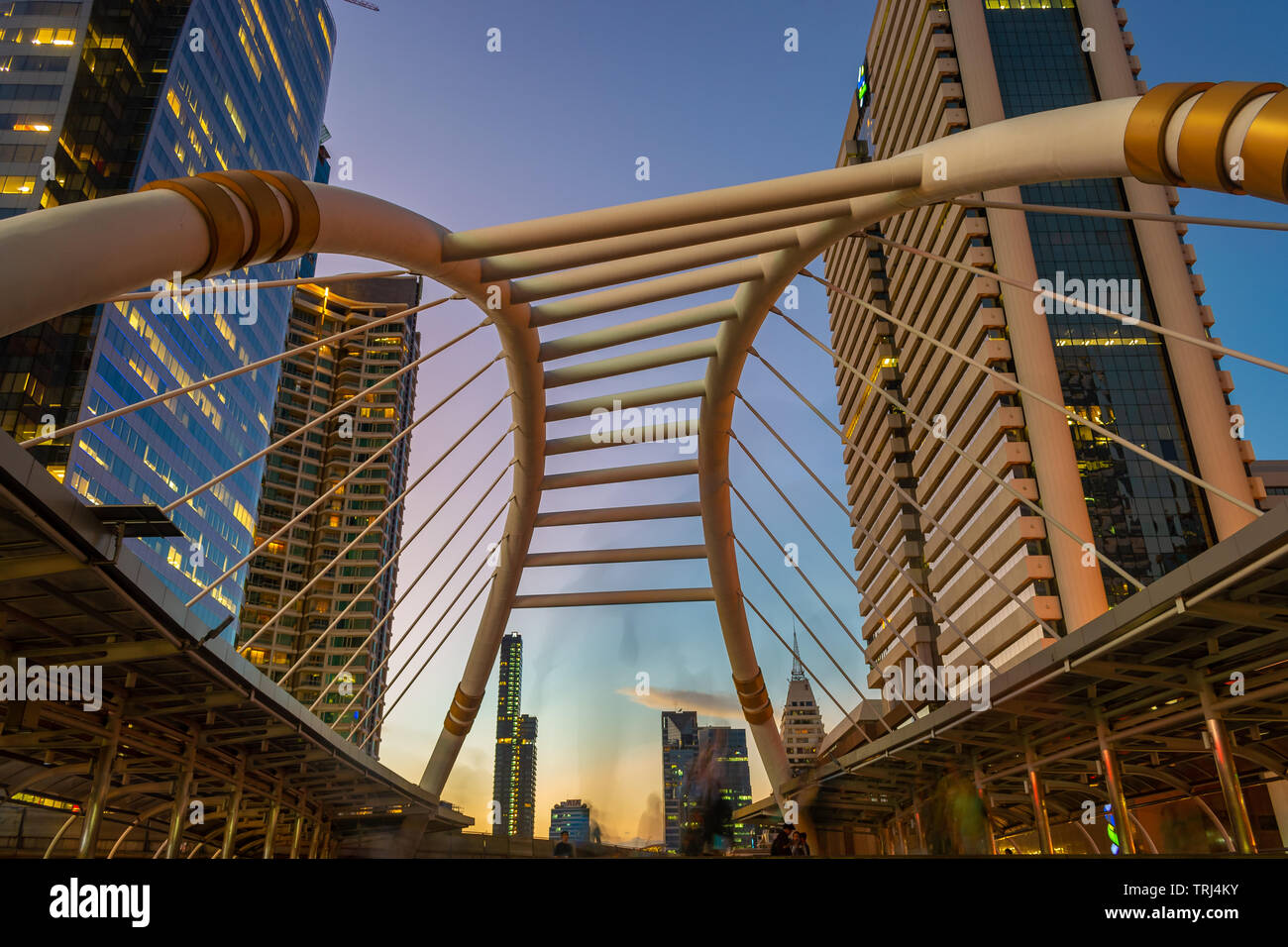 Chong Nonsi stazione BTS a Bangkok dopo il tramonto Foto Stock
