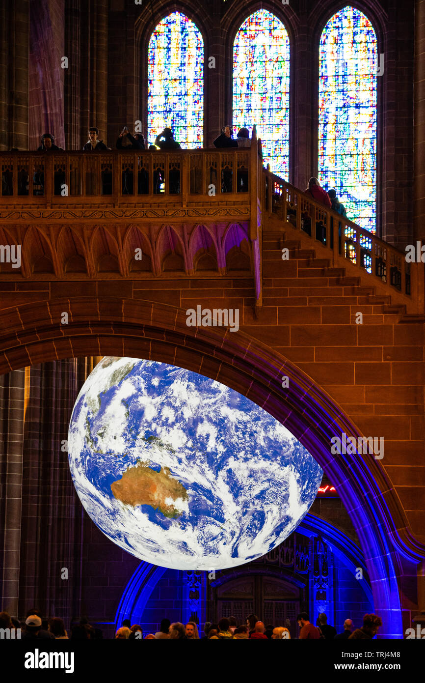 Gaia, 23ft replica della Terra, artista Luke Jerram, visualizzato sotto il ponte a Dulverton nella cattedrale di Liverpool, Liverpool, Regno Unito Foto Stock