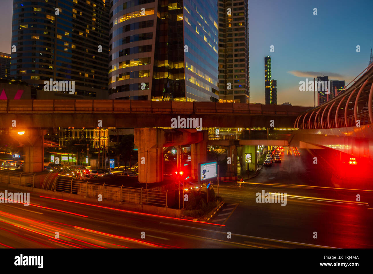 Chong Nonsi stazione BTS a Bangkok dopo il tramonto Foto Stock