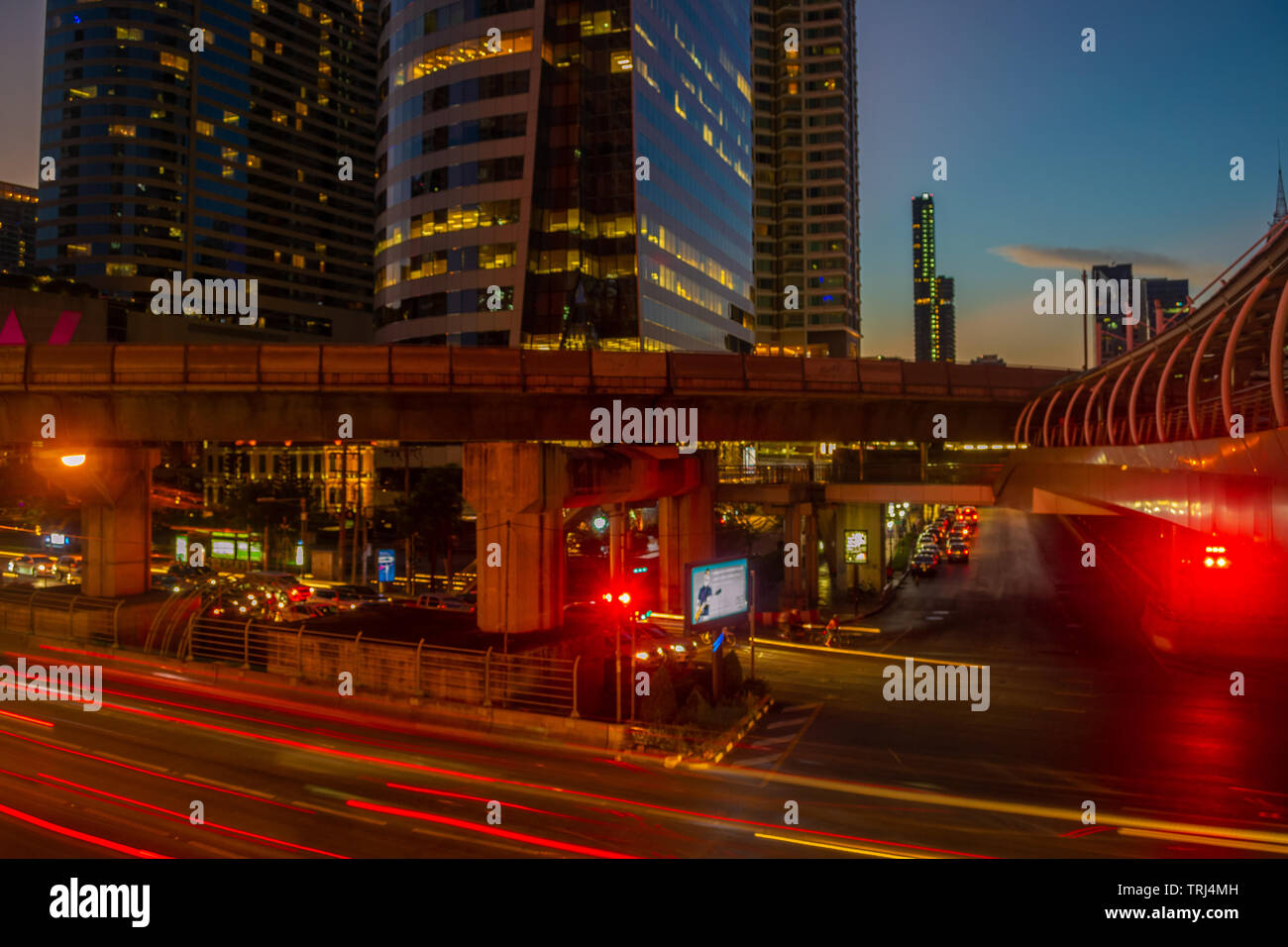 Chong Nonsi stazione BTS a Bangkok dopo il tramonto Foto Stock