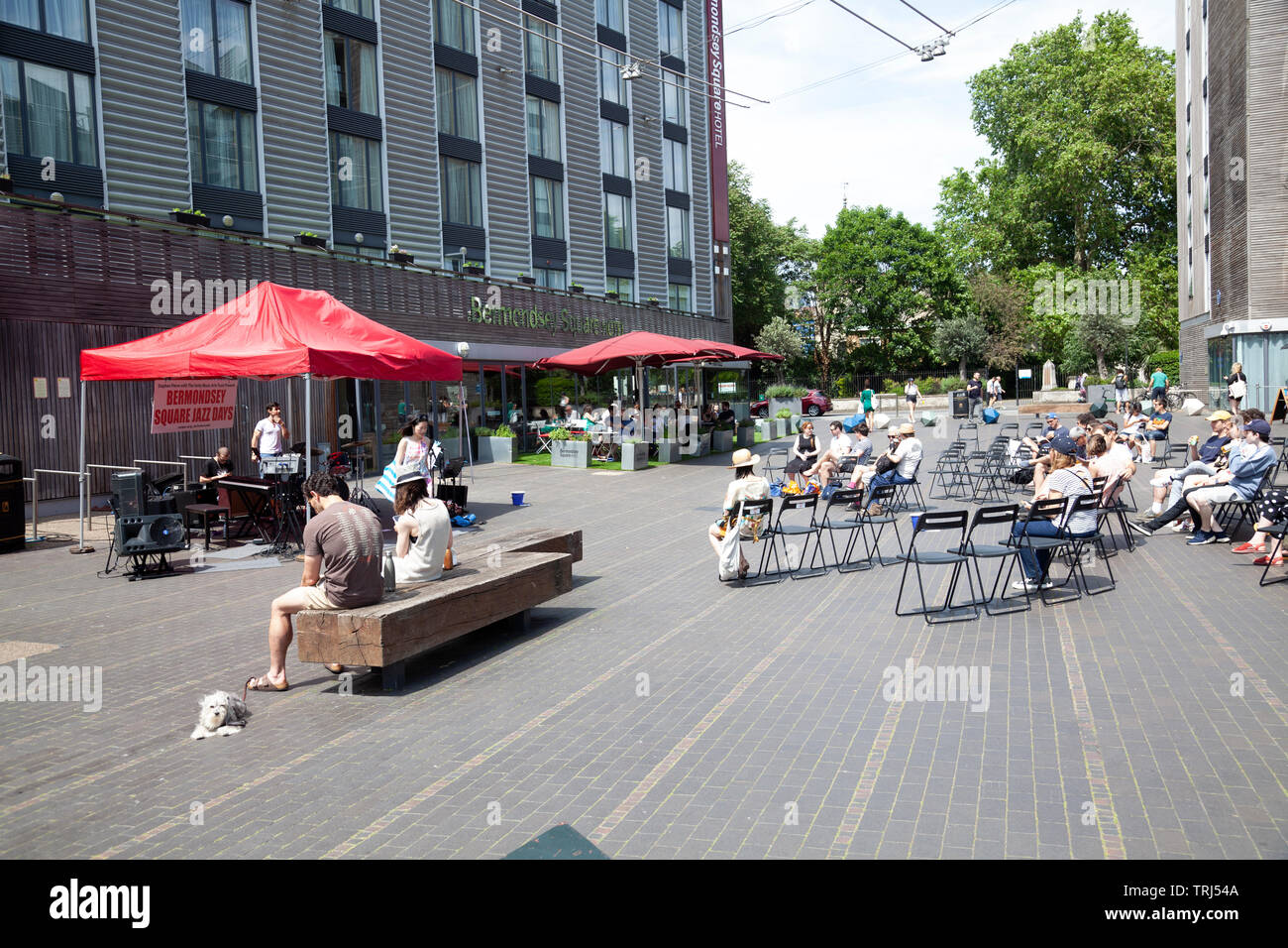 Jazz su Bermondsey Square Hotel (sulla sinistra) a Londra, Regno Unito Foto Stock