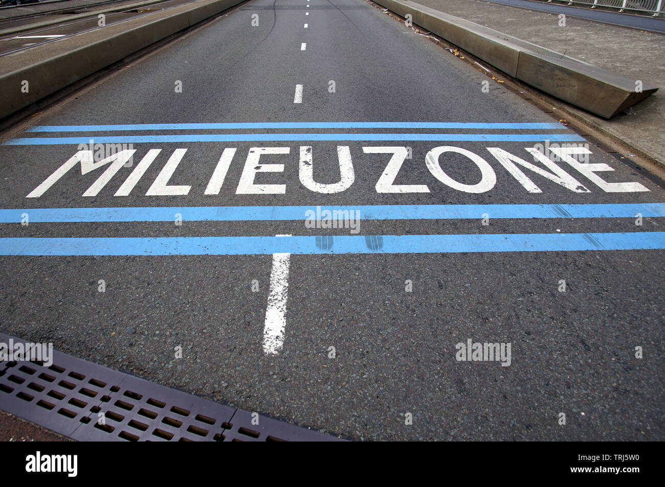 Olandese marcatura stradale annunciando una zona ambientale (Olandese: milieuzone) Foto Stock
