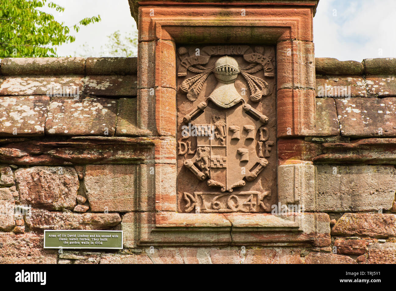 Castello Edzell, Angus, Scozia. L'elaborato walled garden è stato creato nel 1604. I bracci (sopra il giardino porta) di Sir David Lindsay e la sua seconda Foto Stock