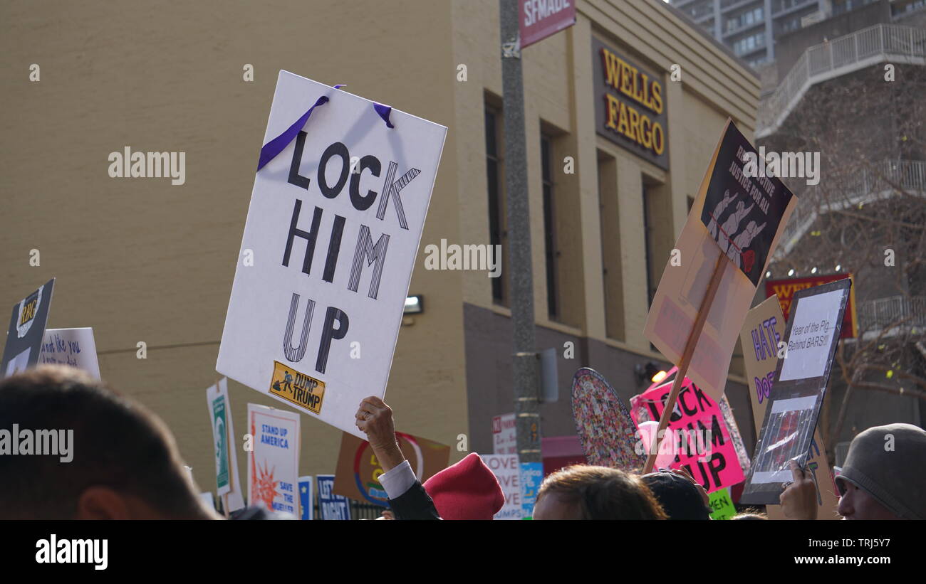 'Blocco lui l' segno di protesta. 2019 Donna Marzo, Anti-Trump manifestanti, Market Street, San Francisco, California, Stati Uniti d'America. Foto Stock