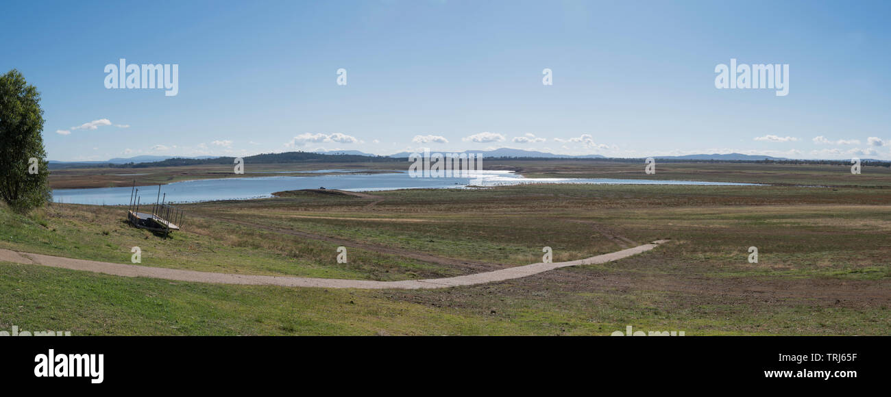 Maggio 2019 Keepit Dam, Gunnedah, Australia: con la diga a 0,6% della capacità del locale circolo velico è normale la barca a vela e lancio settori sono alto e asciutto. Foto Stock