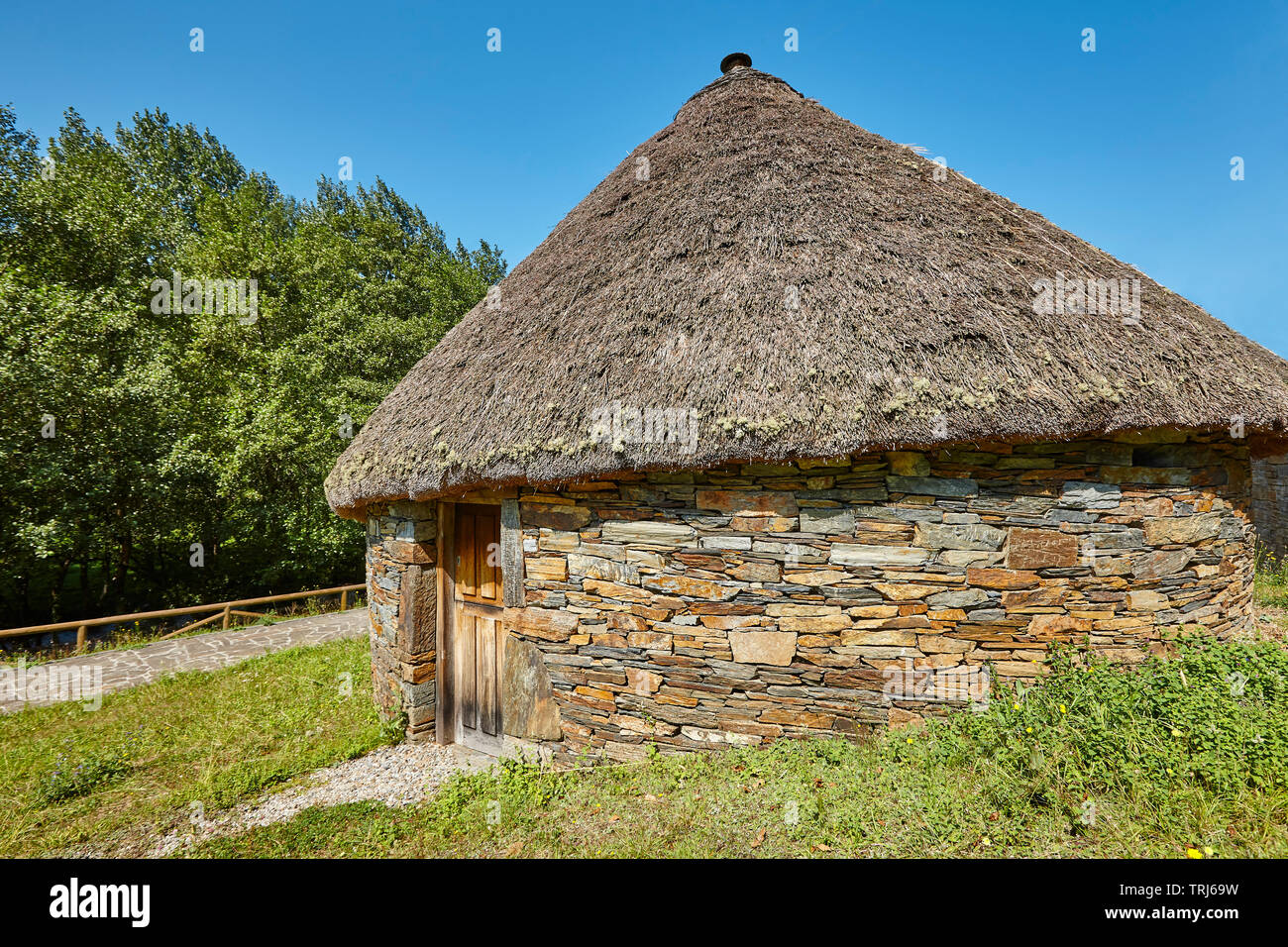 Tradizionale costruzione spagnola realizzata con pietra e tetto conico. Palloza Foto Stock