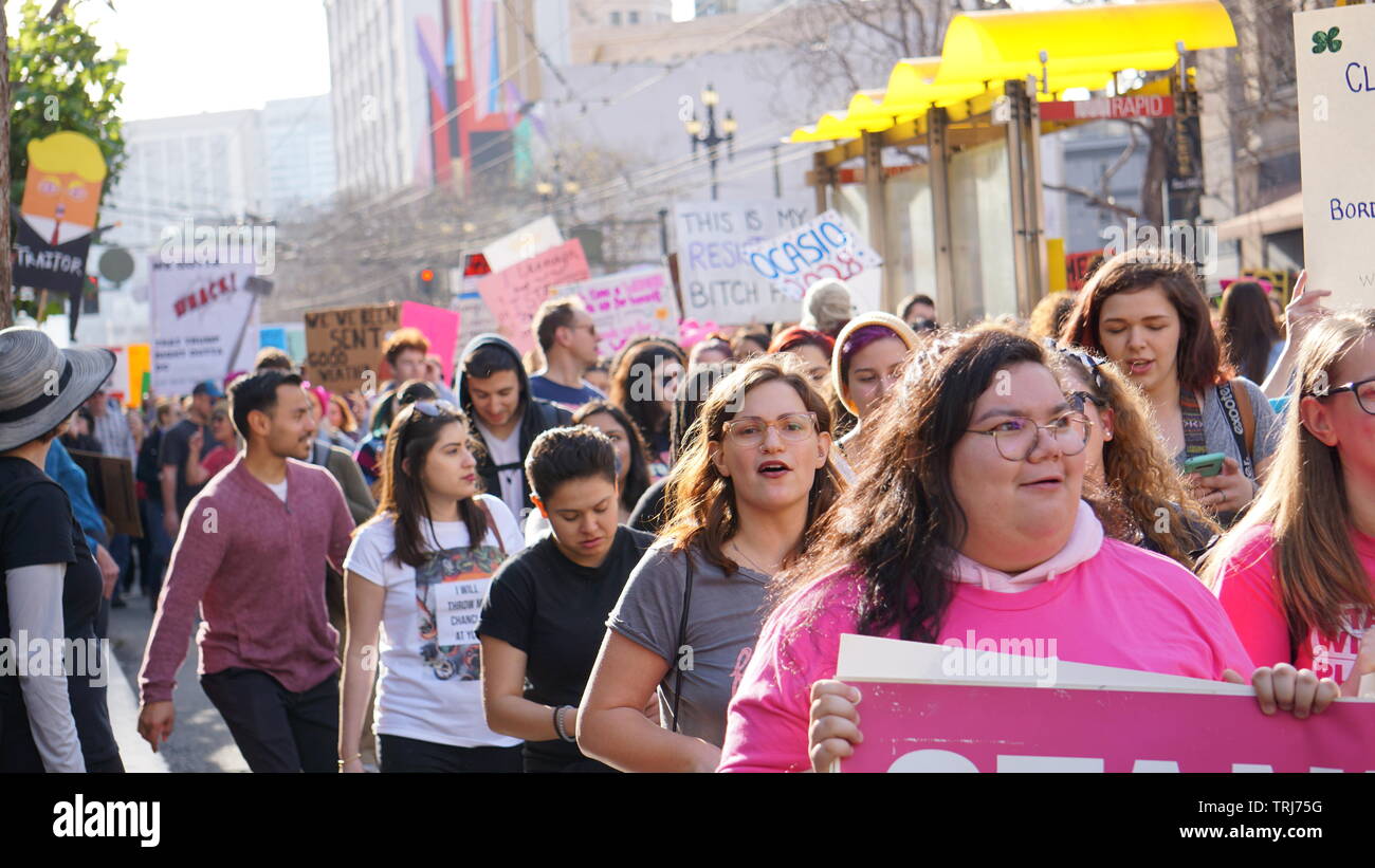 2019 Donna Marzo, Anti-Trump manifestanti, Market Street, San Francisco, California, Stati Uniti d'America. Foto Stock