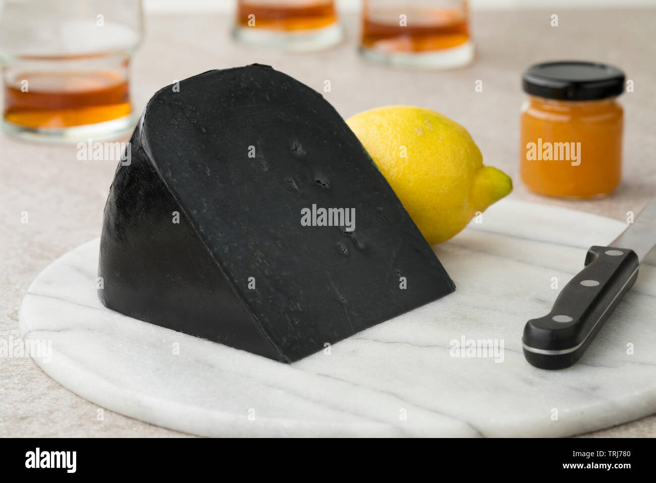 Pezzo di sana nero formaggio al limone per il dessert Foto Stock