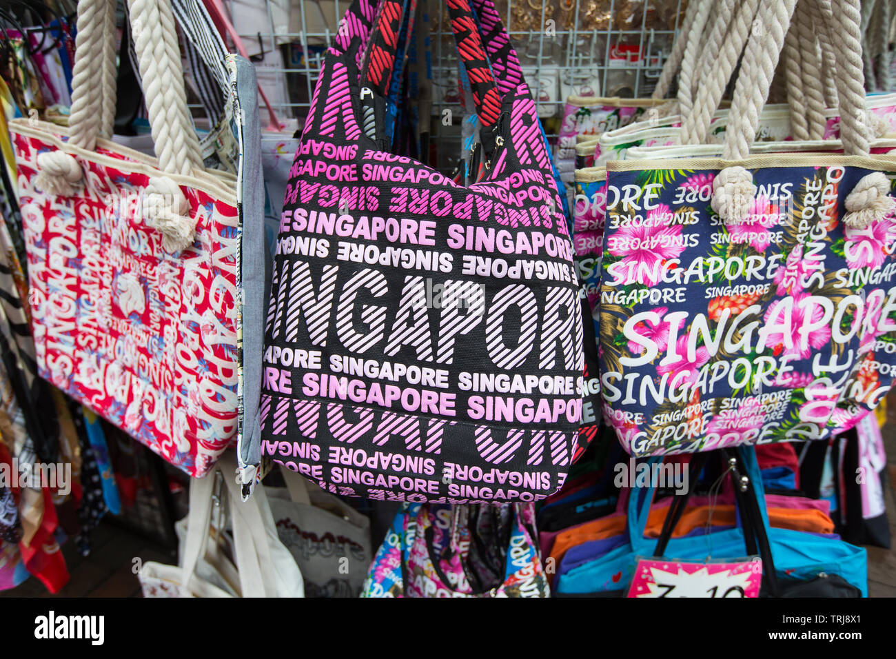 Bellissime borse tote in vendita a Bugis Street. Design dell'imbracatura a fune. Singapore, Foto Stock