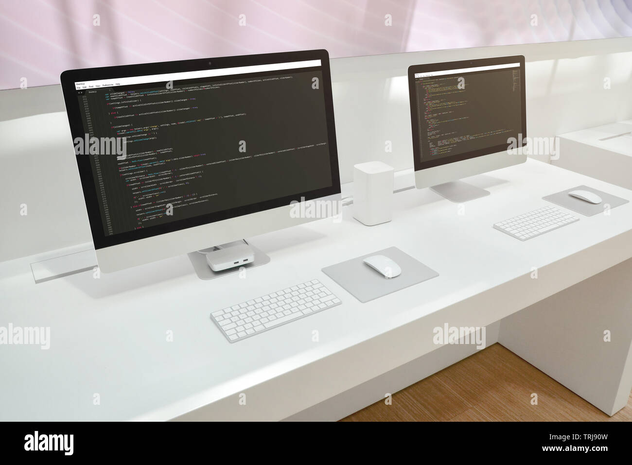 Lo sviluppatore dell'ufficio. Due schermi per computer con gli editor di codice. Foto Stock