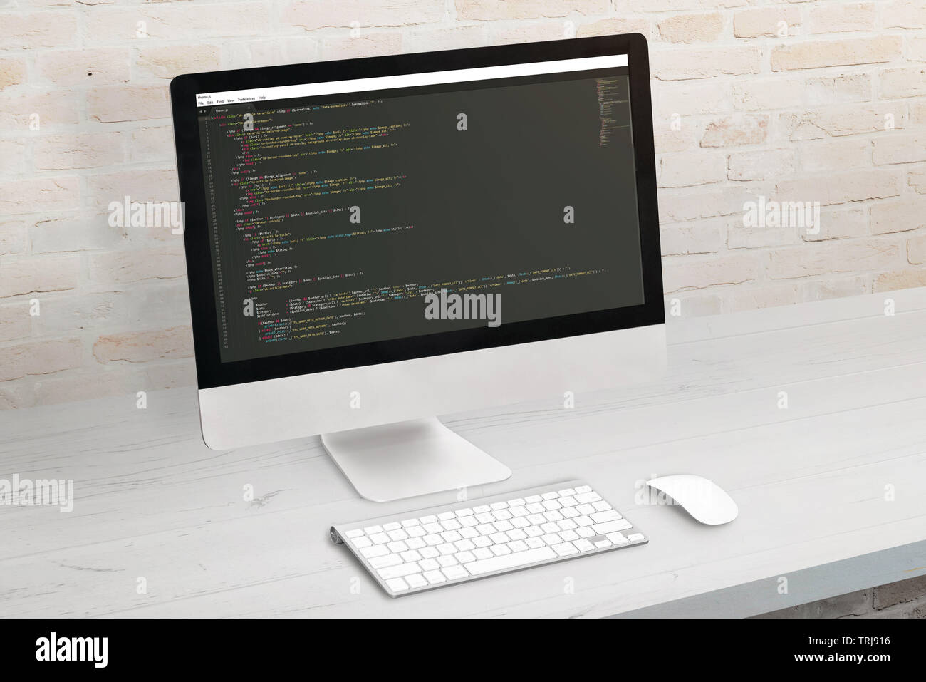 Developer computer con codice sul display. Pulire la scrivania in ufficio. Foto Stock