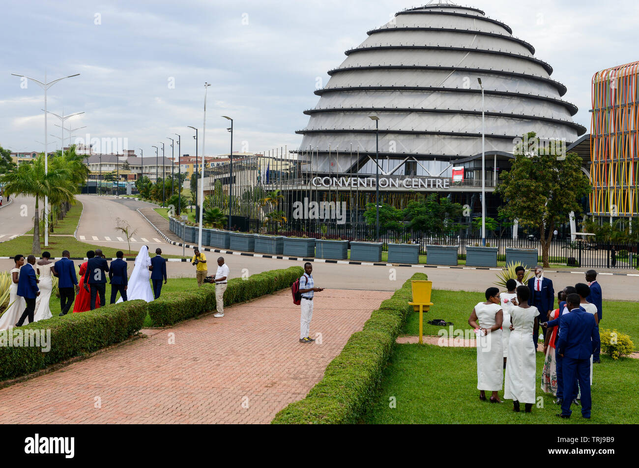 Il Ruanda, Kigali, centro congressi, spot per film e photoshooting per weeddings / RUANDA, Kigali, centro congressi, Kongresszentrum , Hochzeitspaare beim Fotoshooting Foto Stock