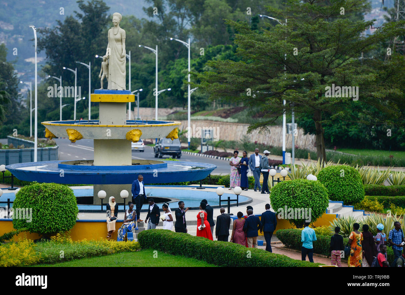 Il Ruanda, Kigali, park presso il Convention Center, spot per film e photoshooting per weeddings / RUANDA, Kigali, Parco und Springbrunnen vor dem Convention Center, Kongresszentrum , Hochzeitspaare beim Fotoshooting Foto Stock