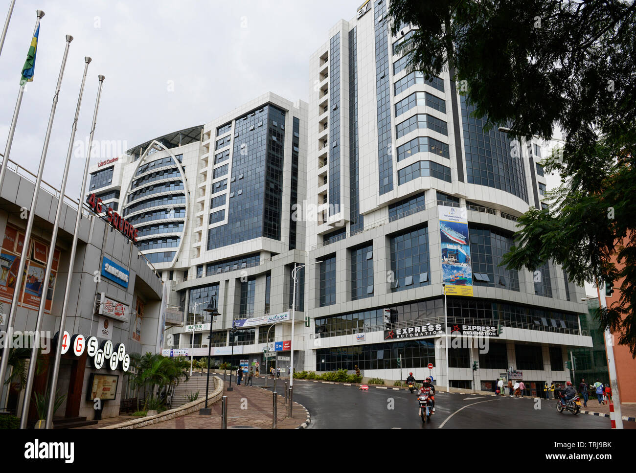 Il Ruanda, Kigali, centro città con le banche e le compagnie di assicurazione / RUANDA, Kigali, Stadtzentrum, Banken Buero und Versicherungstower Foto Stock