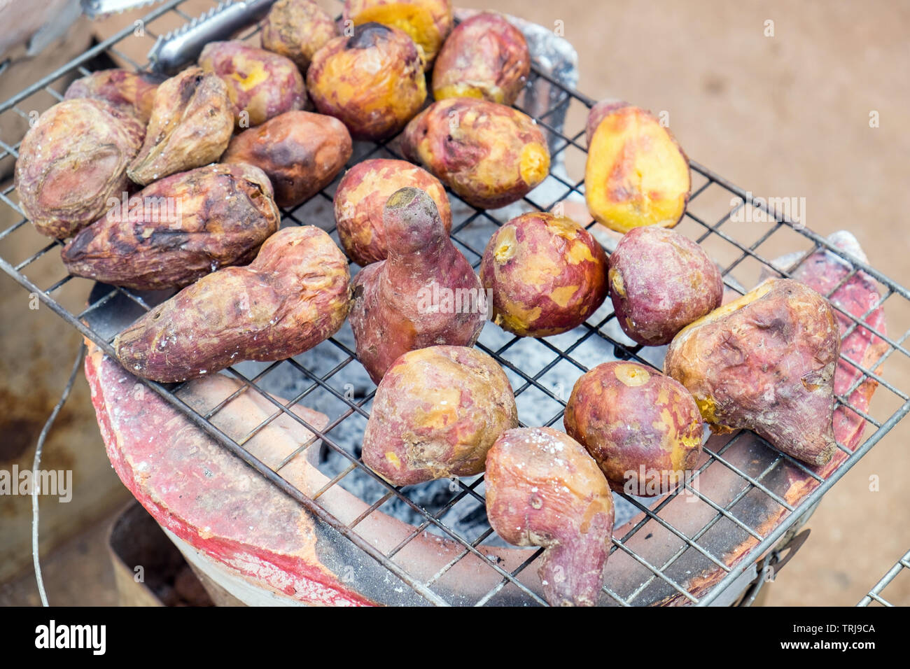 Il filato a bruciare molto mature sul grill Foto Stock