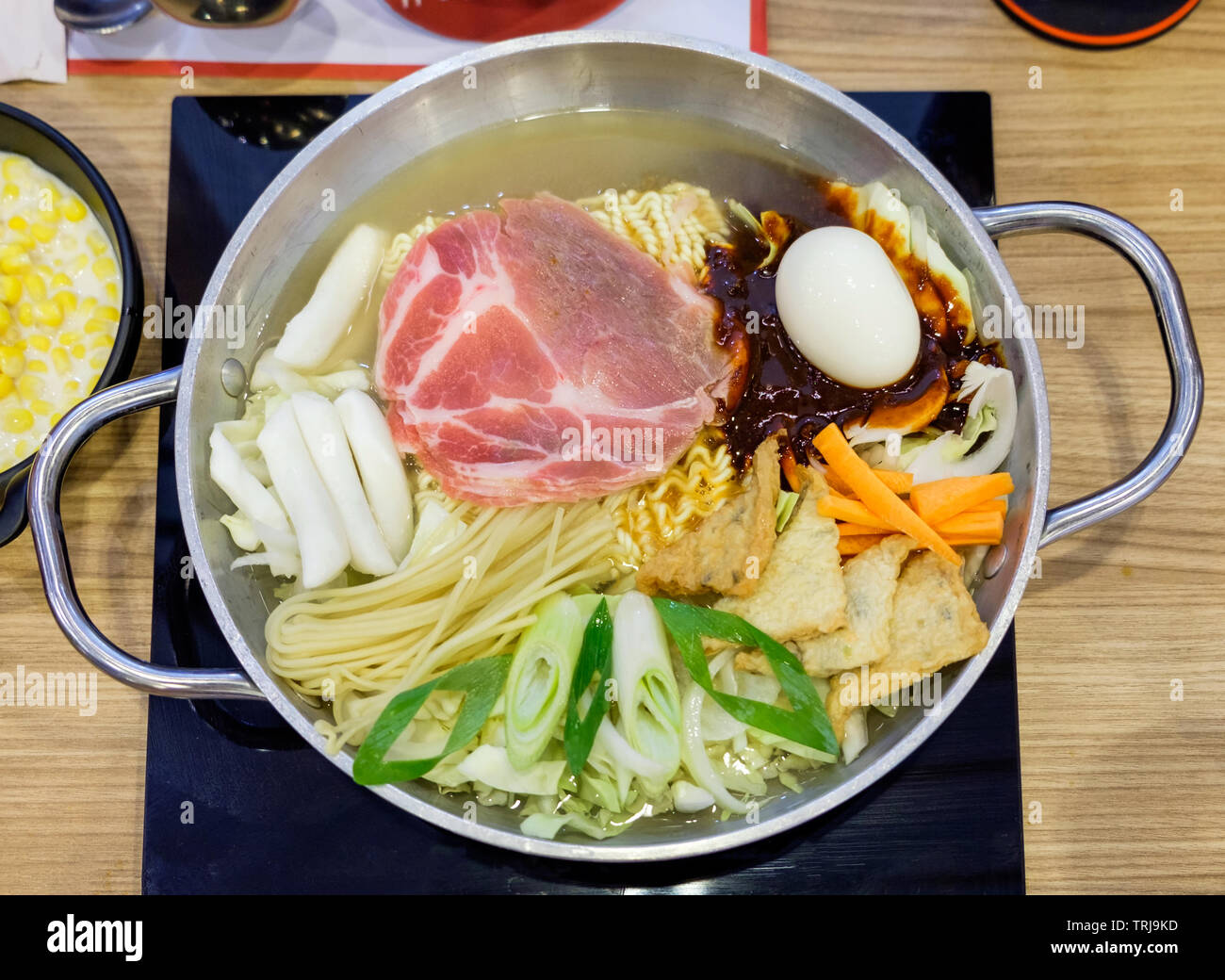 Topokki,yopokki, cibo coreano in ebollizione pot,verdure varie con carne  sul tavolo Foto stock - Alamy