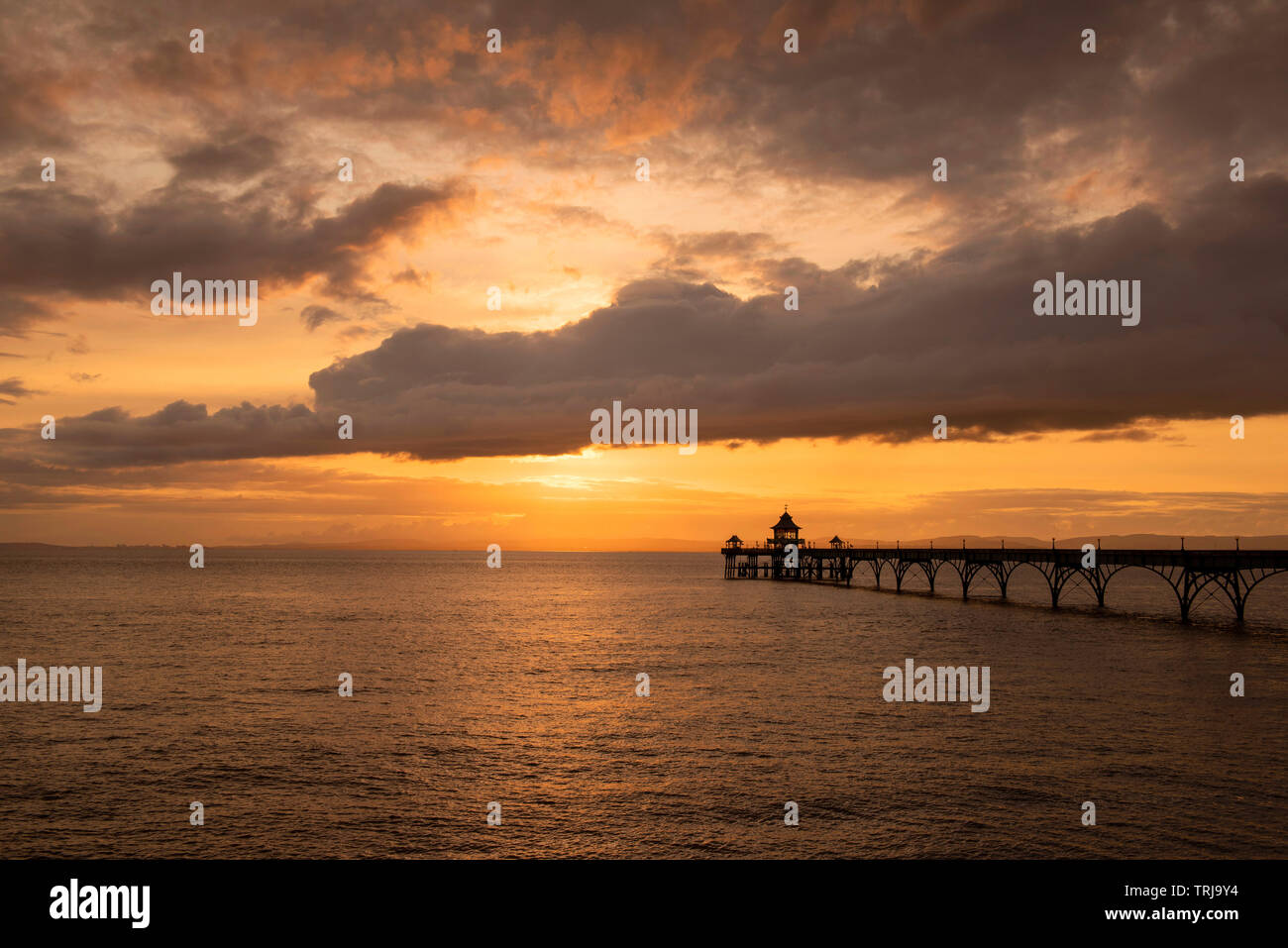 Tramonto sul molo vittoriano di Clevedon nel Somerset, Inghilterra, Regno Unito Foto Stock