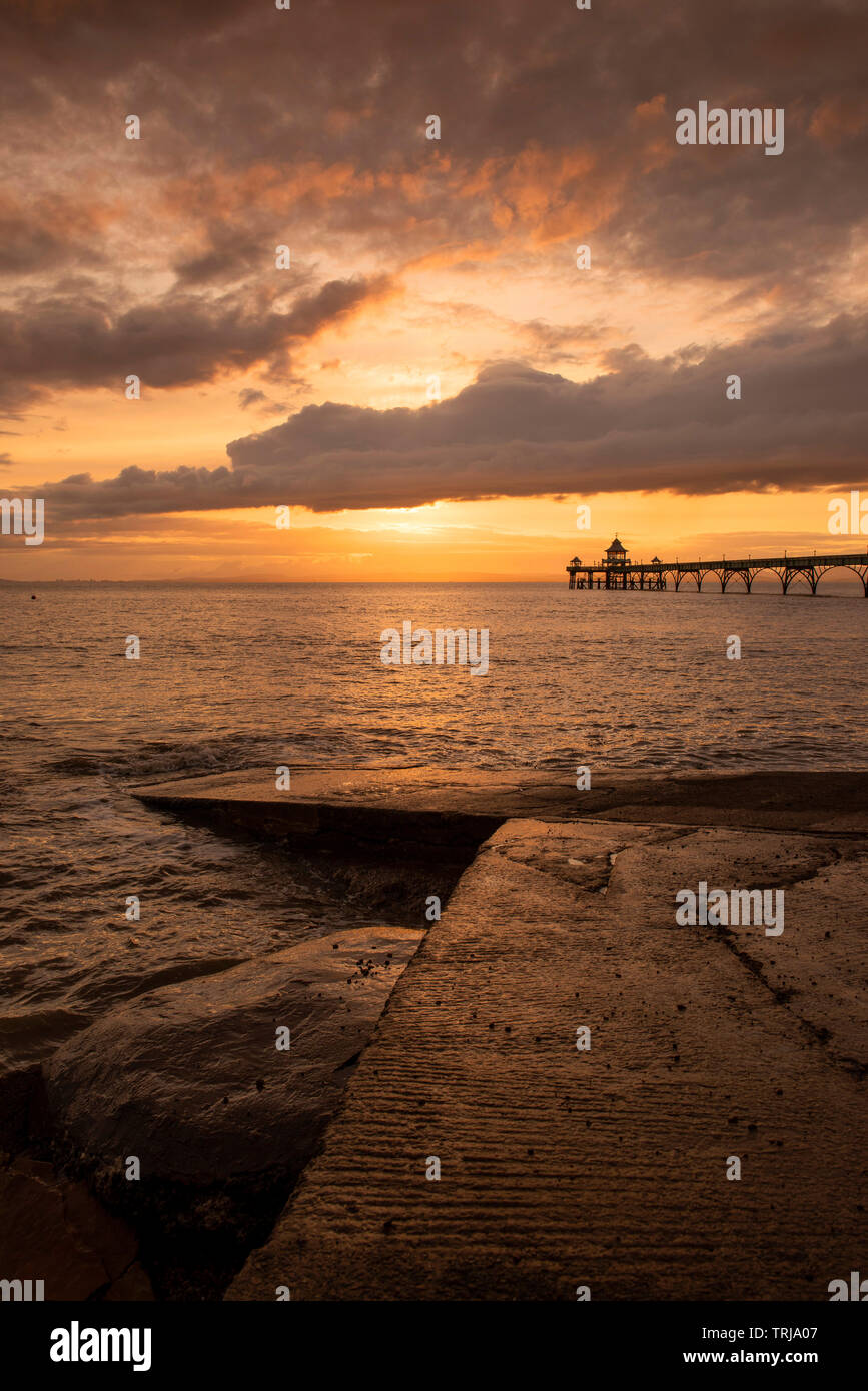 Tramonto sul molo vittoriano di Clevedon nel Somerset, Inghilterra, Regno Unito Foto Stock