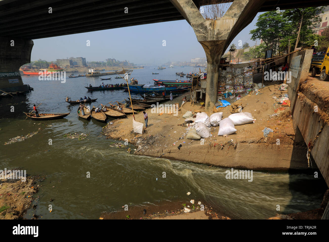 Dumping direttamente di industriali e di rifiuti umani e rifiuti nel fiume Buriganga a Dacca in Bangladesh Foto Stock