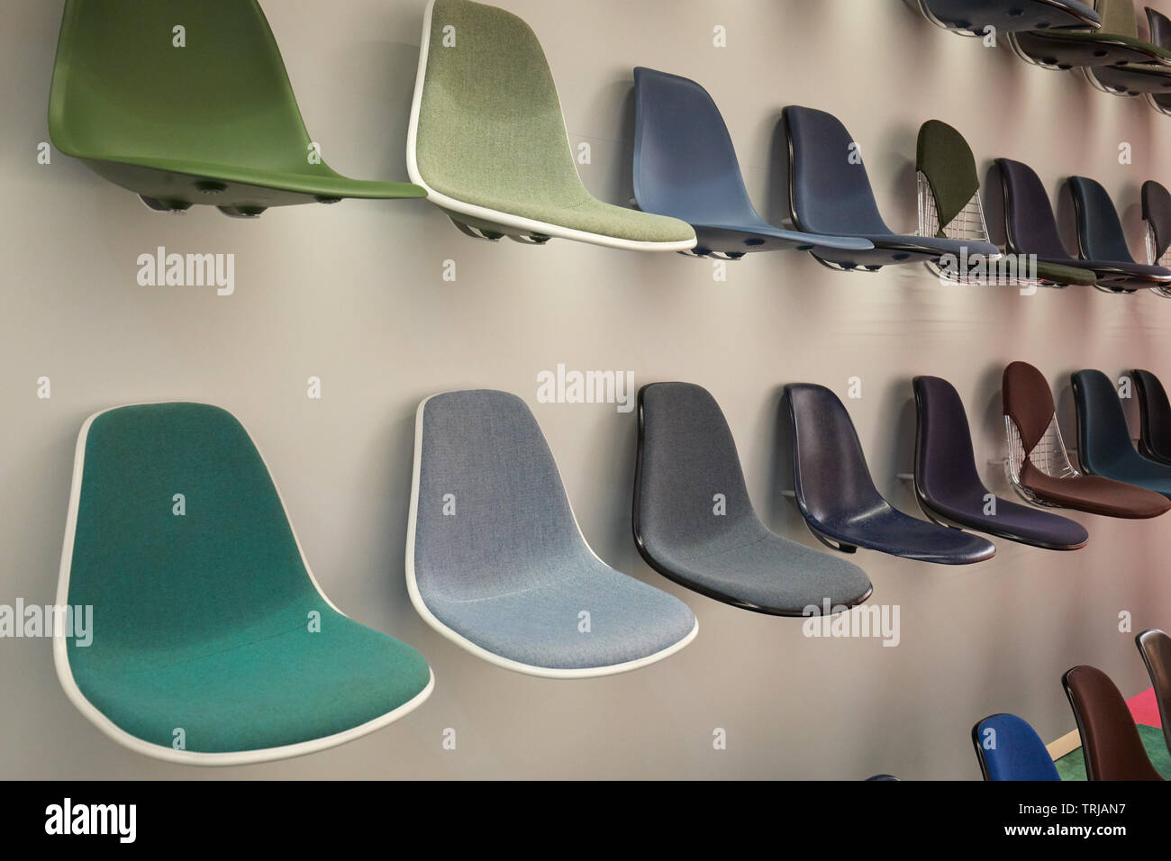 Milano, Italia - 11 Aprile 2019: Settimana del Design a Milano, sedie Eames Vitra installazione e mostra durante il Salone del Mobile di Milano, Italia. Foto Stock