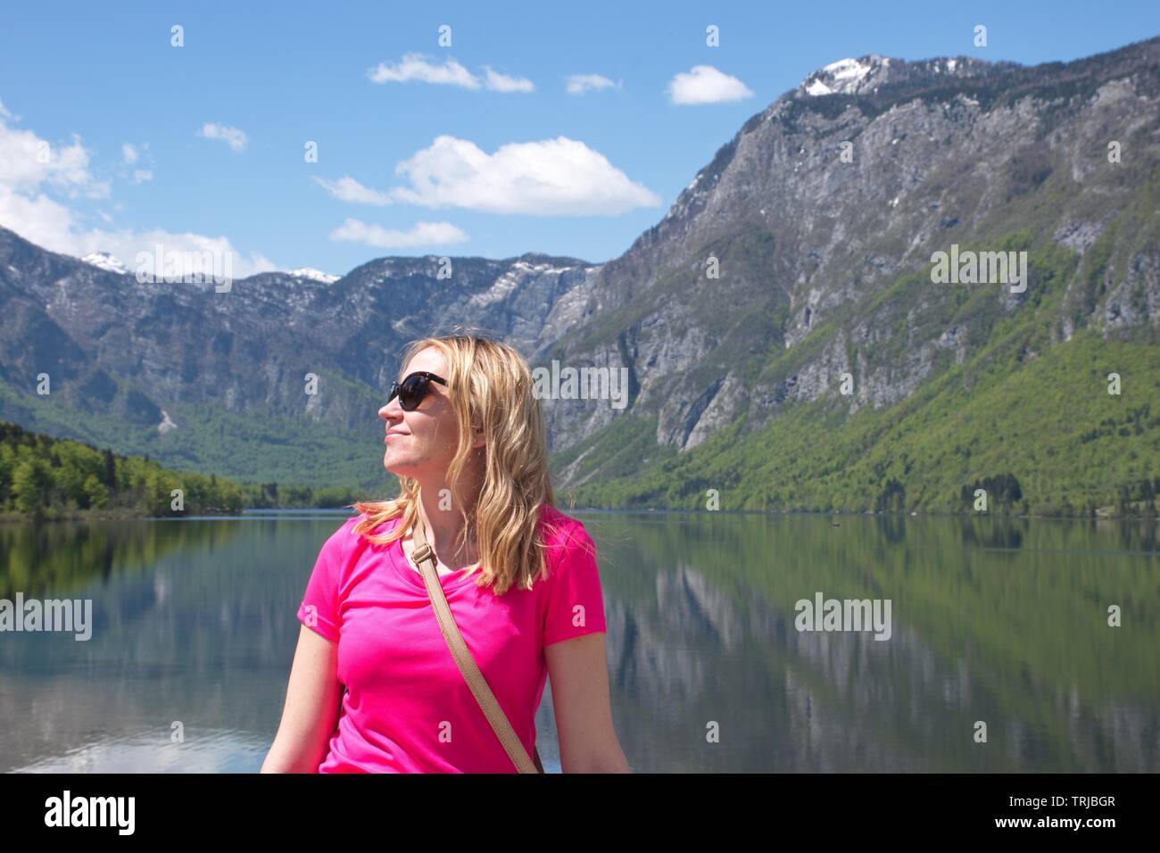 Ritratto di giovane donna sul lago in Slovenia Foto Stock