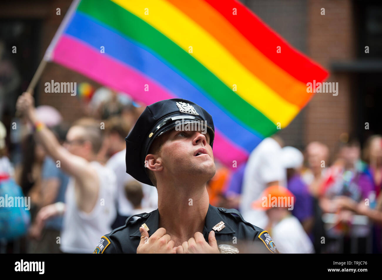 NEW YORK CITY - Giugno 25, 2017: una giovane NYPD police officer fornisce la sicurezza a margine della sessione annuale della commissione per il Gay Pride Parade in Greenwich Village. Foto Stock