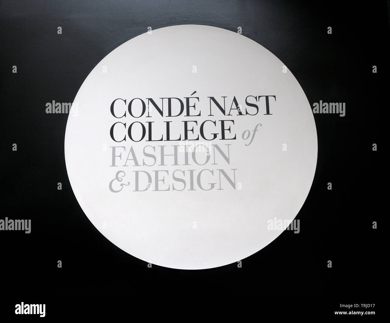 Il logo presso l'ingresso della Condé Nast College di Moda & Design, Greek Street, Soho, London, England, Regno Unito Foto Stock