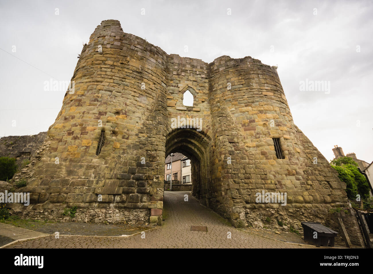 La gate di Burgess casa di Denbigh castello edificato nel XIII secolo da Enrico il primo come parte delle sue fortificazioni militari di sottomettere il Welsh Foto Stock