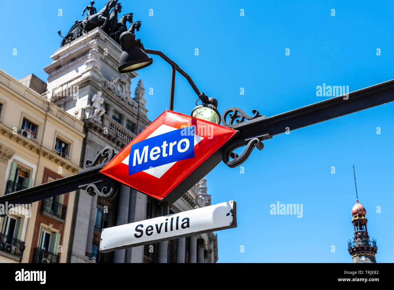 Basso angolo vista della Metro Madrid segno, stazione di Siviglia. Segno della metropolitana. Foto Stock