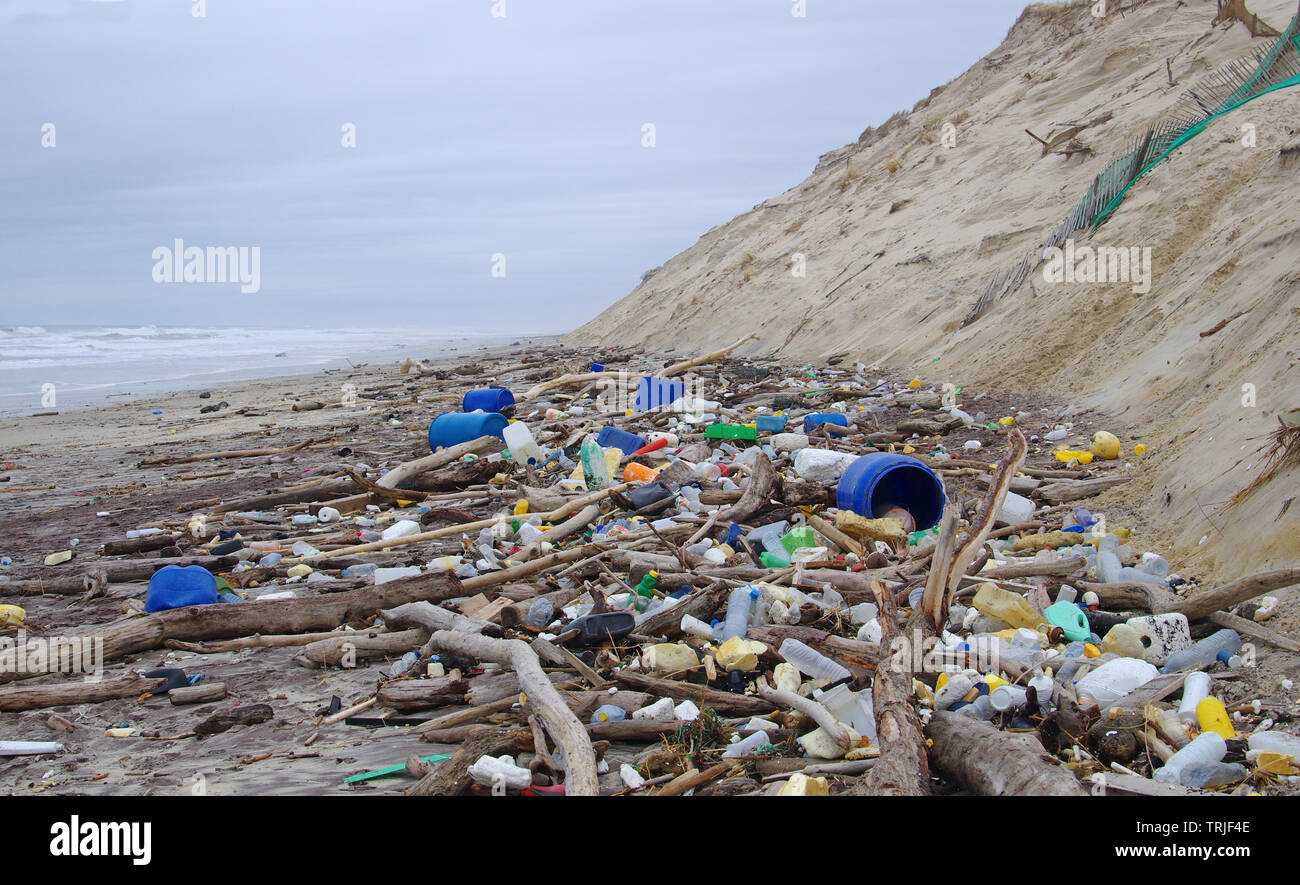 Spiaggia del cestino dell'inquinamento. Garbage, plastica e rifiuti sulla spiaggia Foto Stock