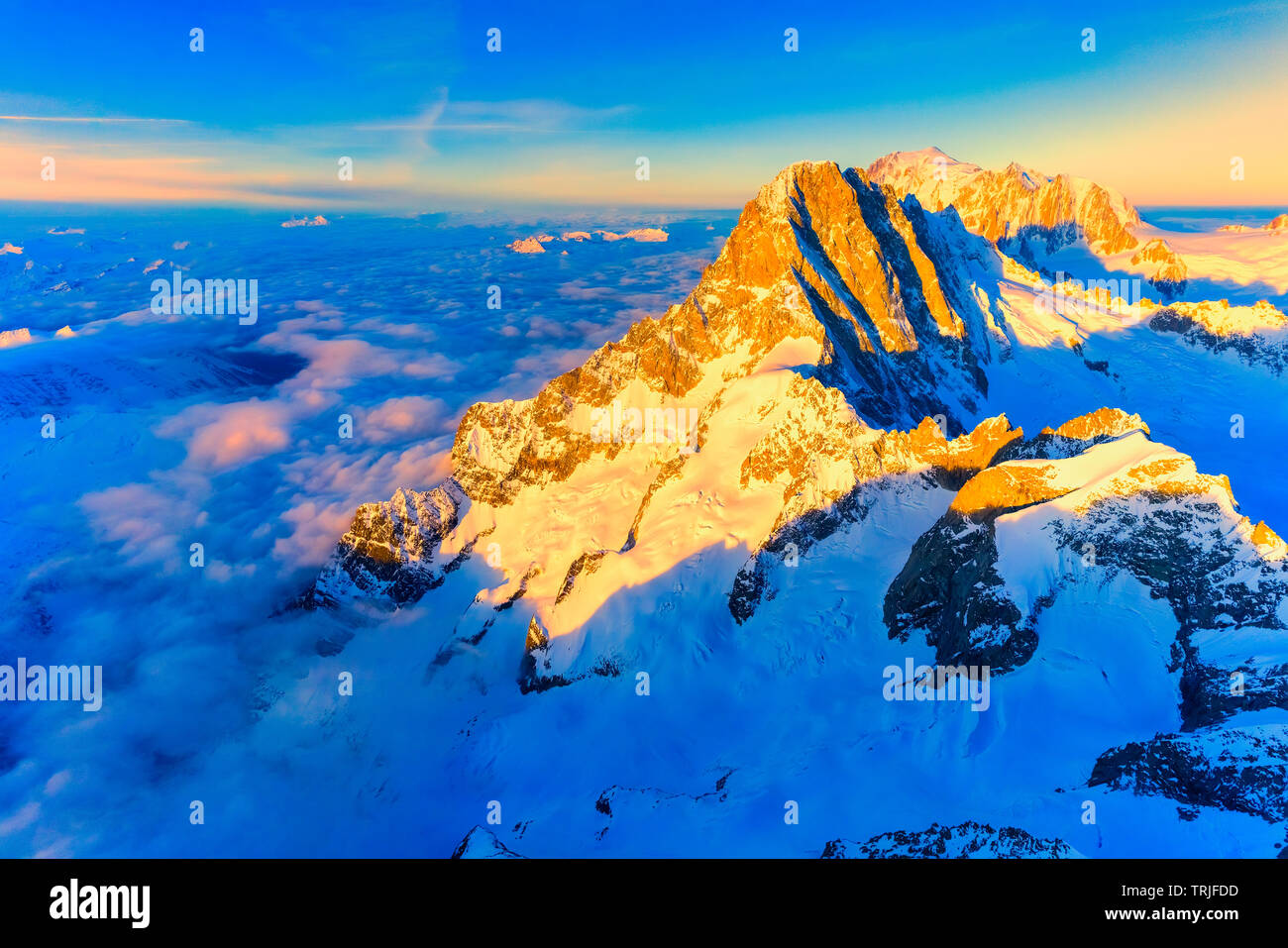 Vista aerea del mare di nubi attorno a delle Grandes Jorasses, Petites Jorasses e Mont Blanc, Courmayeur, in Valle d'Aosta, Italia Foto Stock