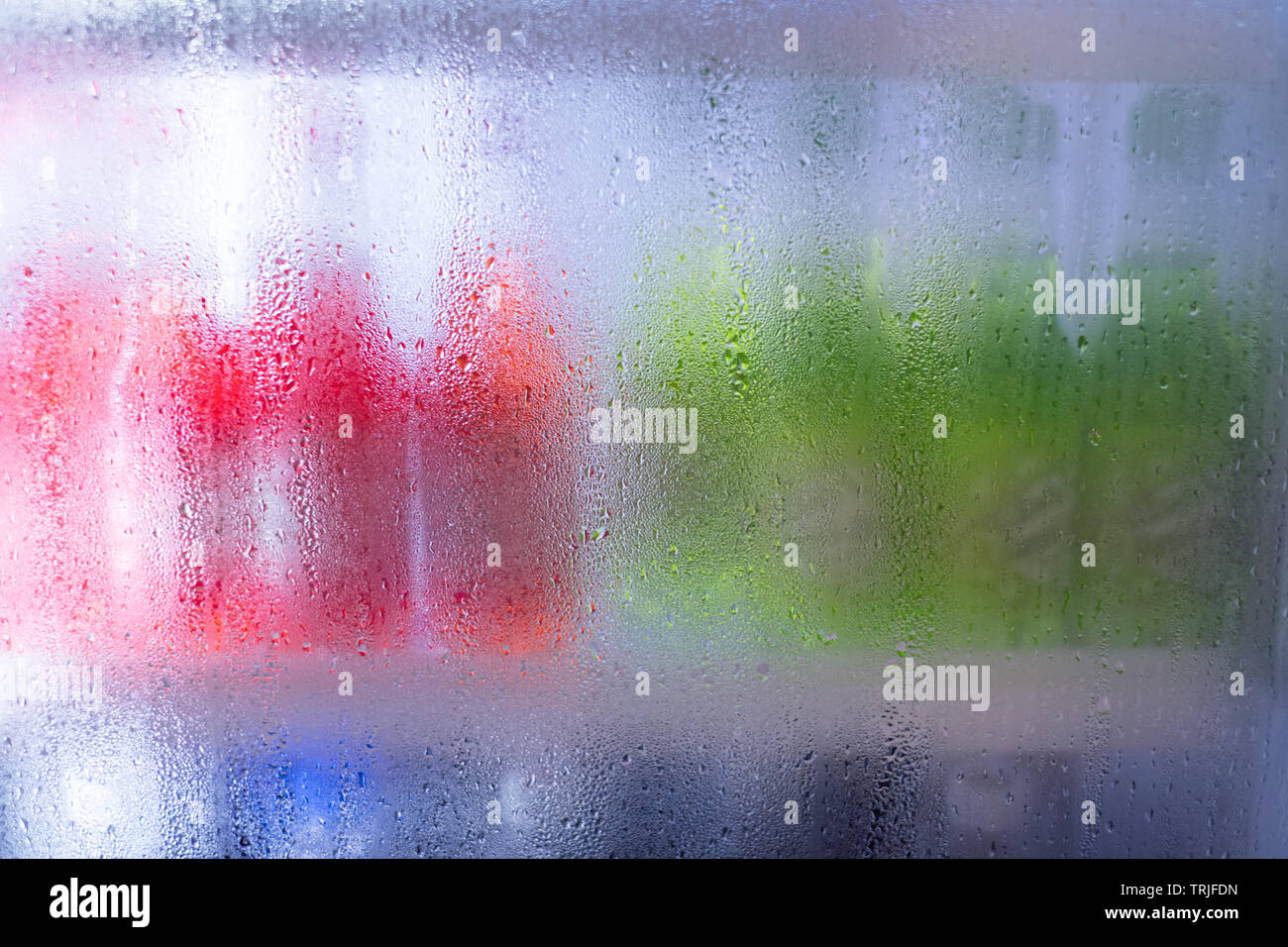 Sportello anteriore freezer con vapore umido e energy drink bevande Foto Stock