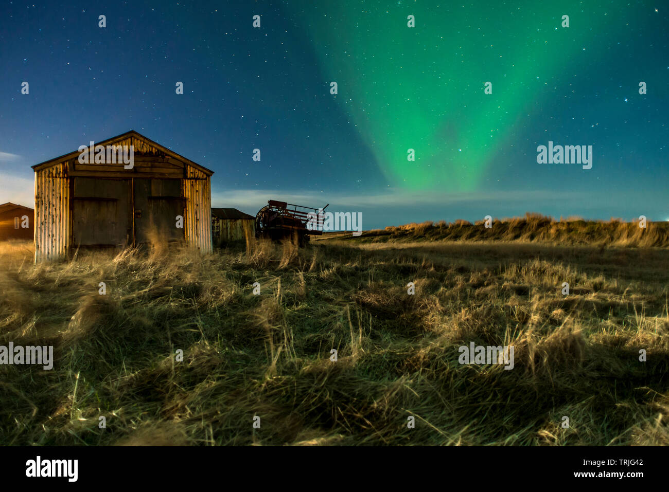 Magazzino con Aurora Boreale sfondo, luci del nord in inverno. Sud dell'Islanda Foto Stock