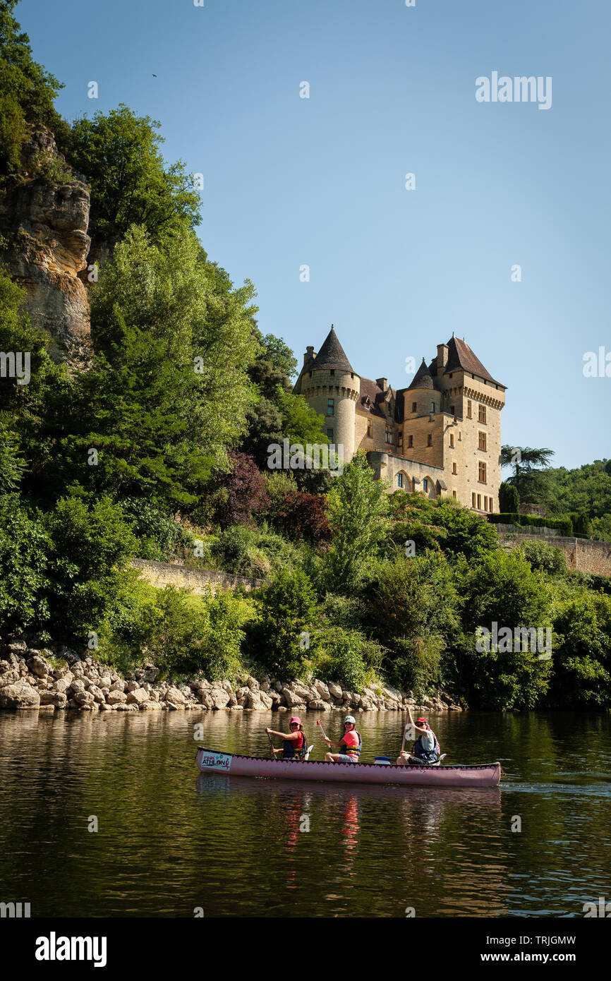 In canoa sul fiume Dordogne vicino Château de la Malartrie, La Roque-Gageac, Dordogne, Francia Foto Stock