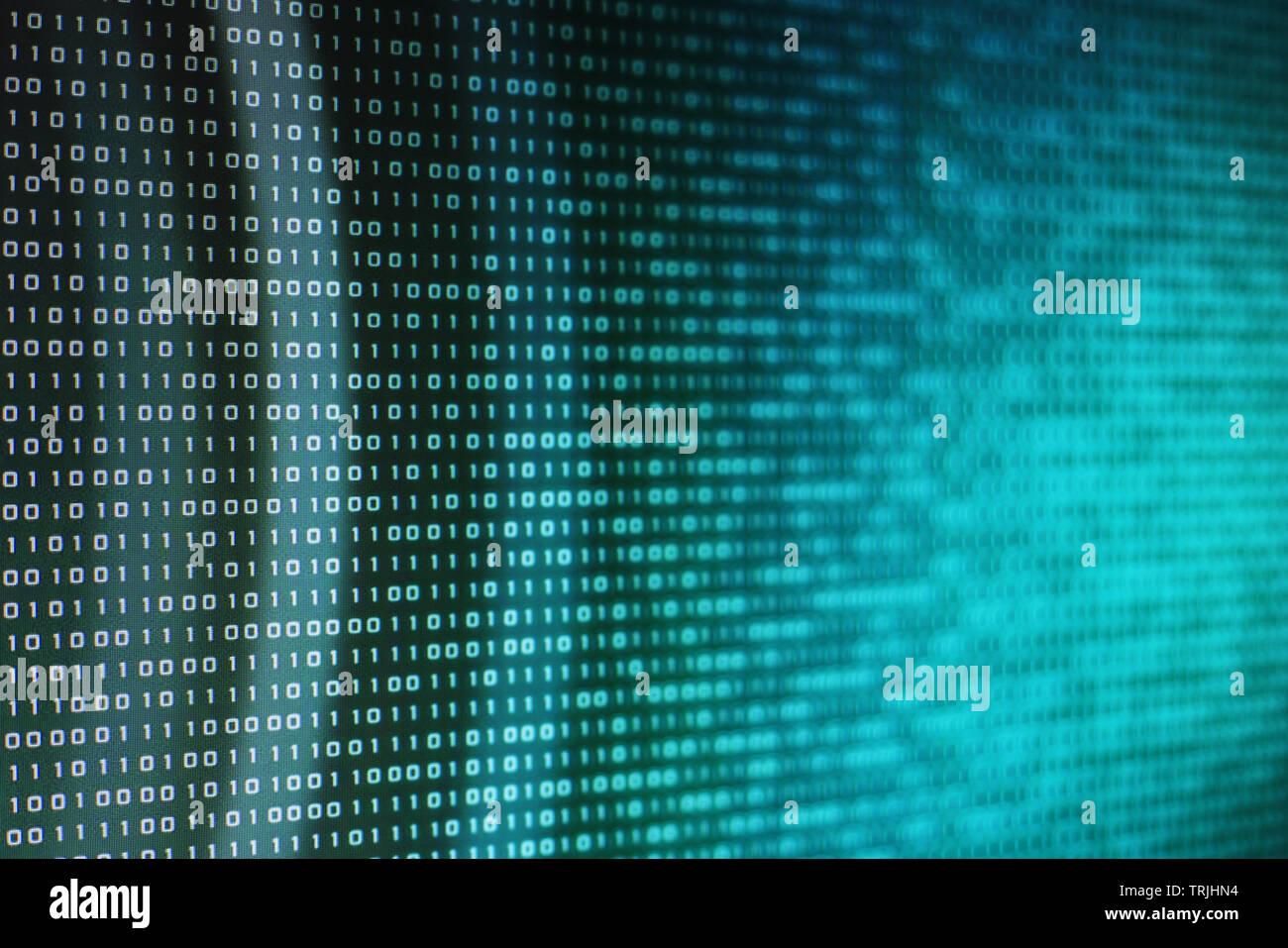 Il codice binario del computer sullo sfondo del tema. Il fuoco selettivo immagine del display a LED che mostra il linguaggio dei computer matrix. fuori fuoco luce circolare nel retro. Foto Stock