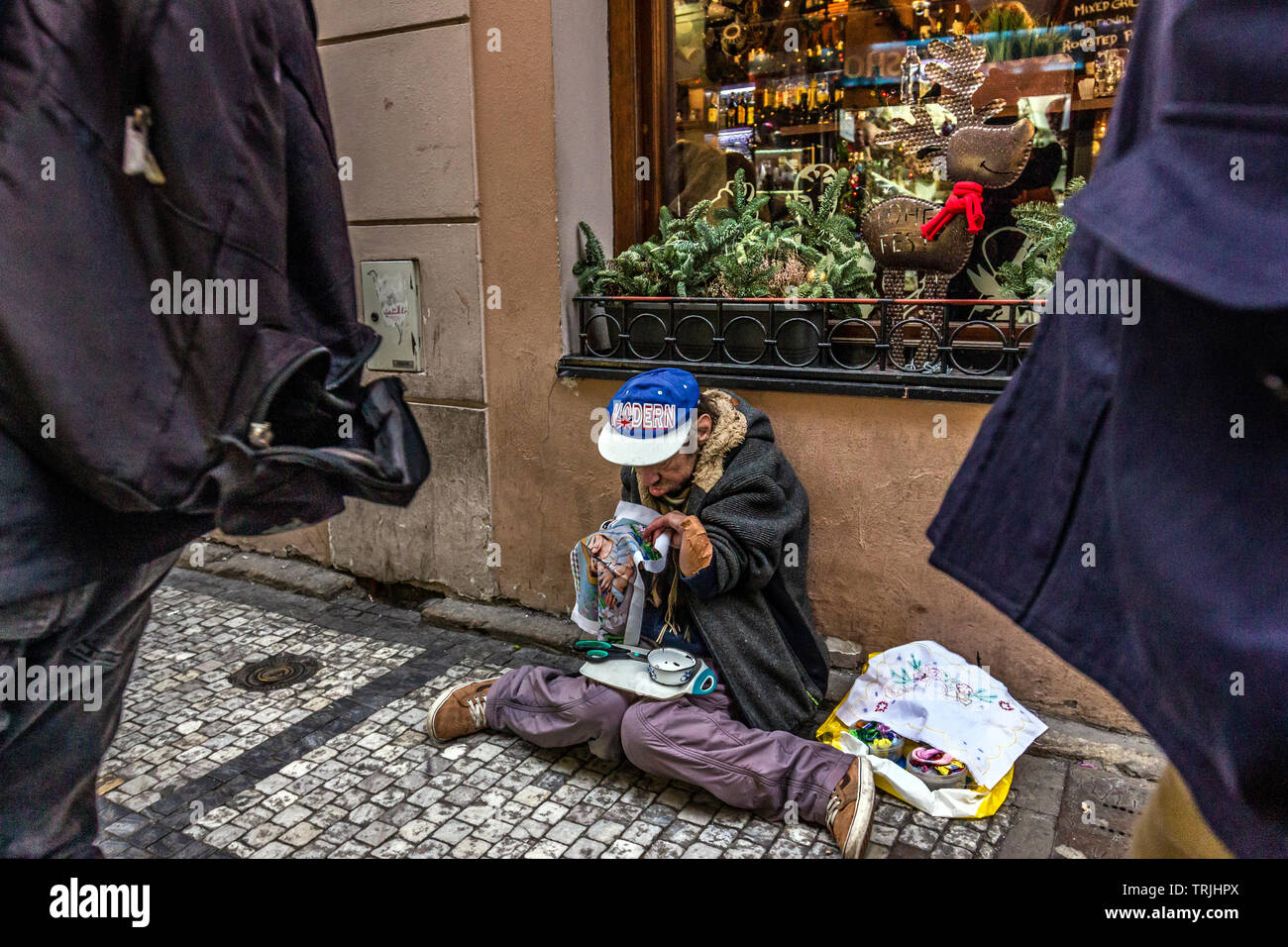 Disabilitato l uomo a mendicare per le strade di Praga Foto Stock