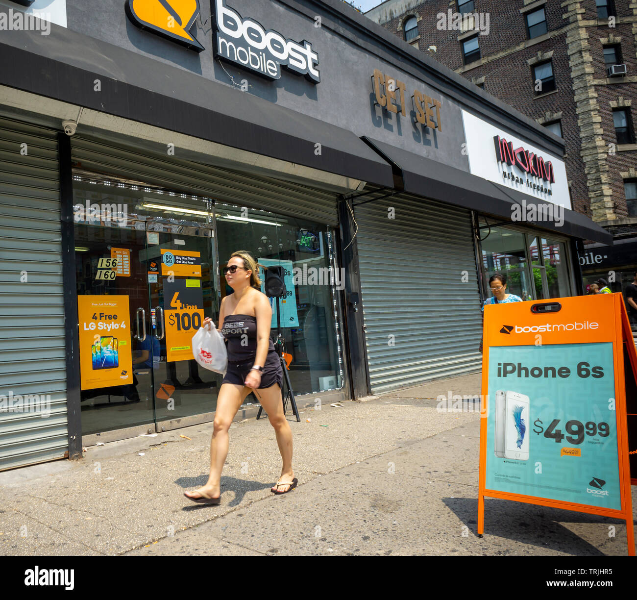 Un boost Mobile store nel Lower East Side di New York domenica 2 giugno 2019. Amazon è segnalato per essere interessato all'acquisto di Sprint Boost Mobile Prepaid wireless business a causa di preoccupazioni relative alla T-Mobile e Sprint proposta di fusione. (© Richard B. Levine) Foto Stock