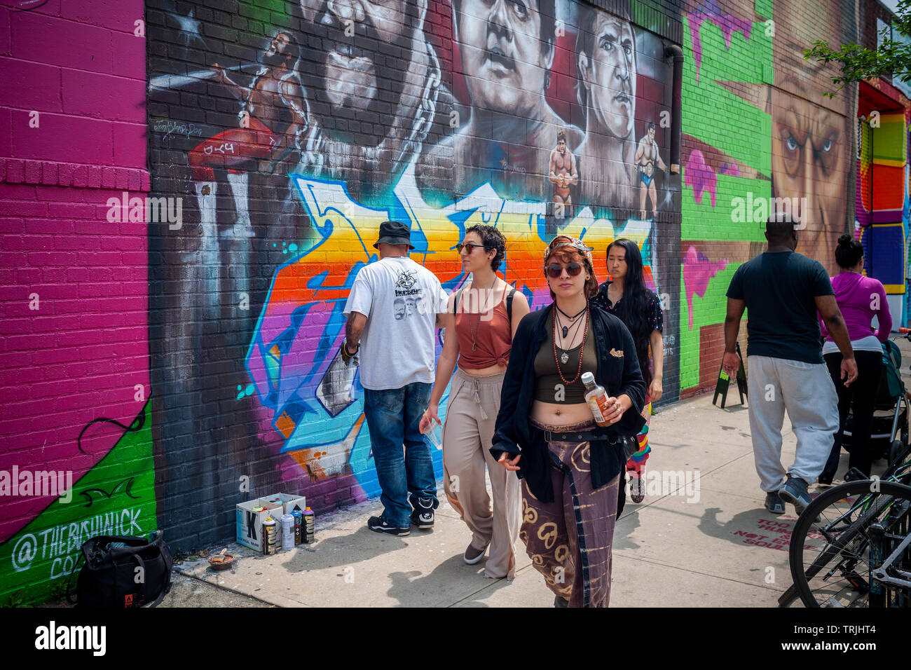 Migliaia versare in Bushwick di Brooklyn a New York per l'annuale collettivo Bushwick Block Party sabato 1 giugno 2019. Musica e partying portato alcuni ma la vera attrazione è stato il nuovo murales da "Graffiti" artisti che decorano le pareti degli edifici collettivo che la utilizza. (© Richard B. Levine) Foto Stock