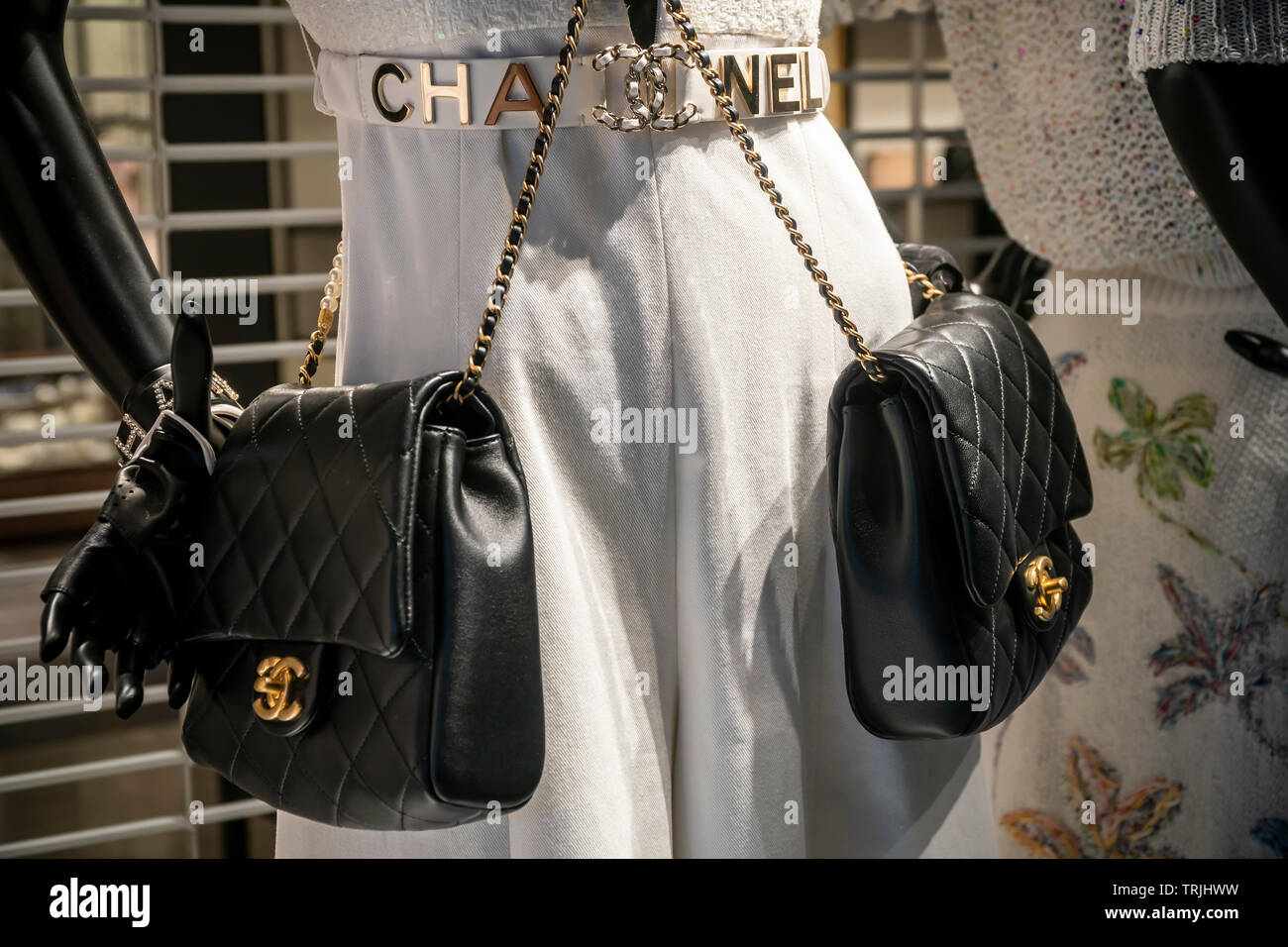 Chanel marca borsette di lusso e altre merci in una finestra di visualizzazione a New York domenica 2 giugno 2019. (© Richard B. Levine) Foto Stock