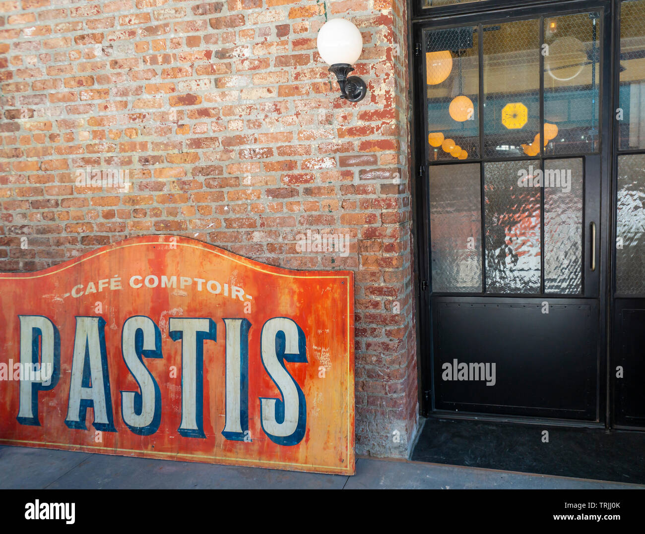 Il nuovo Pastis ristorante nel Meatpacking District di New York riceve i suoi preparativi finali il Lunedì, Giugno 3, 2019 in previsione di un fine settimana di apertura. Aperto nel 1999 e chiuso nel 2014 l'originale ha preso su un stato leggendario, attira celebrità e regolari patroni. (© Richard B. Levine) Foto Stock