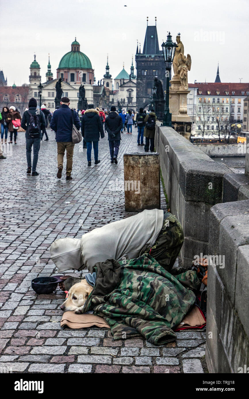 Senzatetto per le strade di Praga Foto Stock