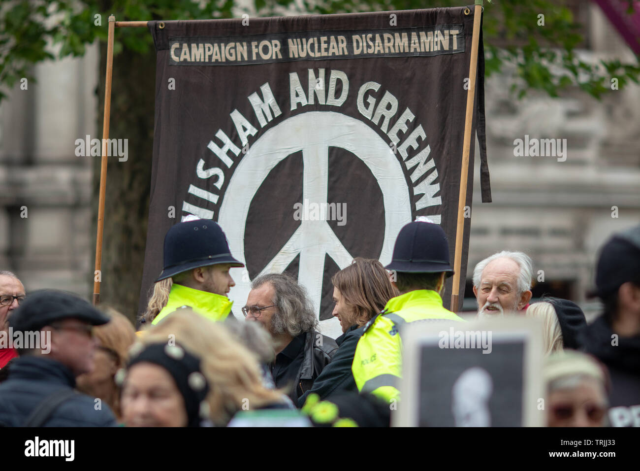 Londra, 3 maggio 2019 - folla holding CND anti-nucleare segni nel centro di Londra per protestare contro un servizio navale che si terrà presso l'Abbazia di Westminster Foto Stock