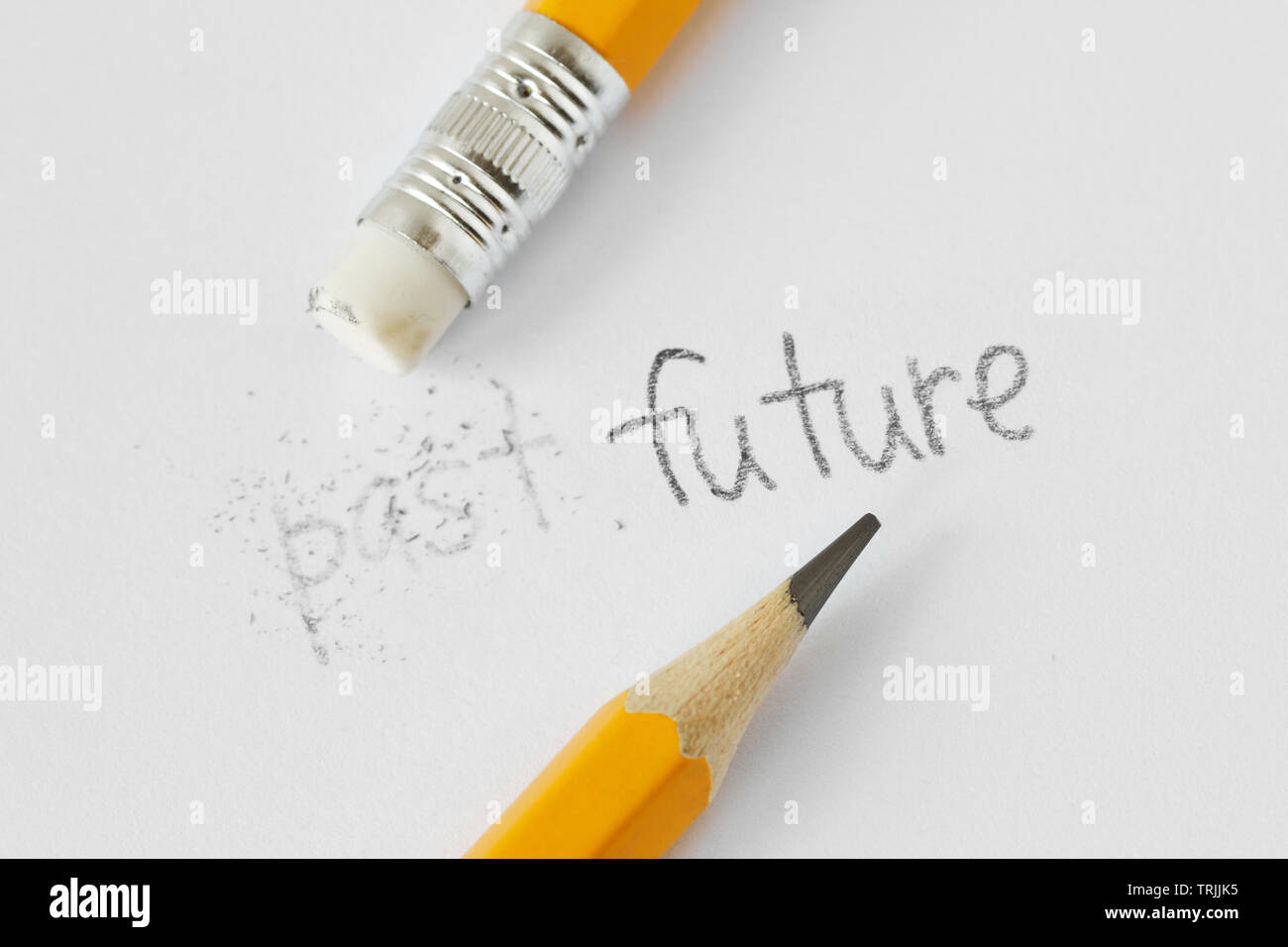 La parola passato cancellate con una gomma e la parola Futuro scritto con una matita su carta bianca - Concetto di tempo, liberando il passato e costruire un futuro Foto Stock