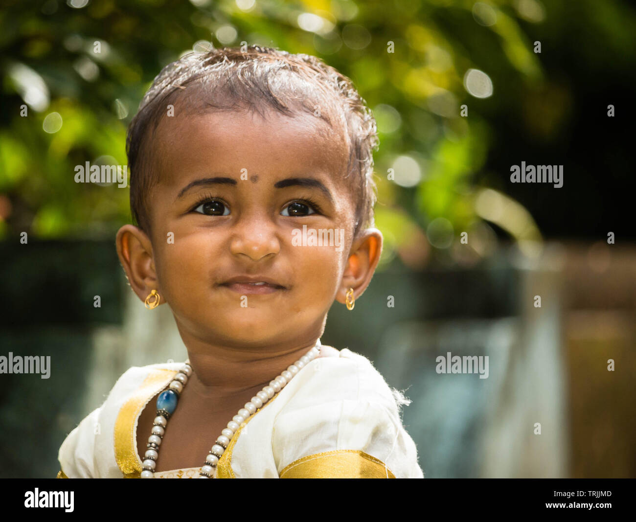Quilon, Kerala, India - 14 Settembre 2016: sorridente espressione di un grazioso piccolo ragazza indiana Foto Stock