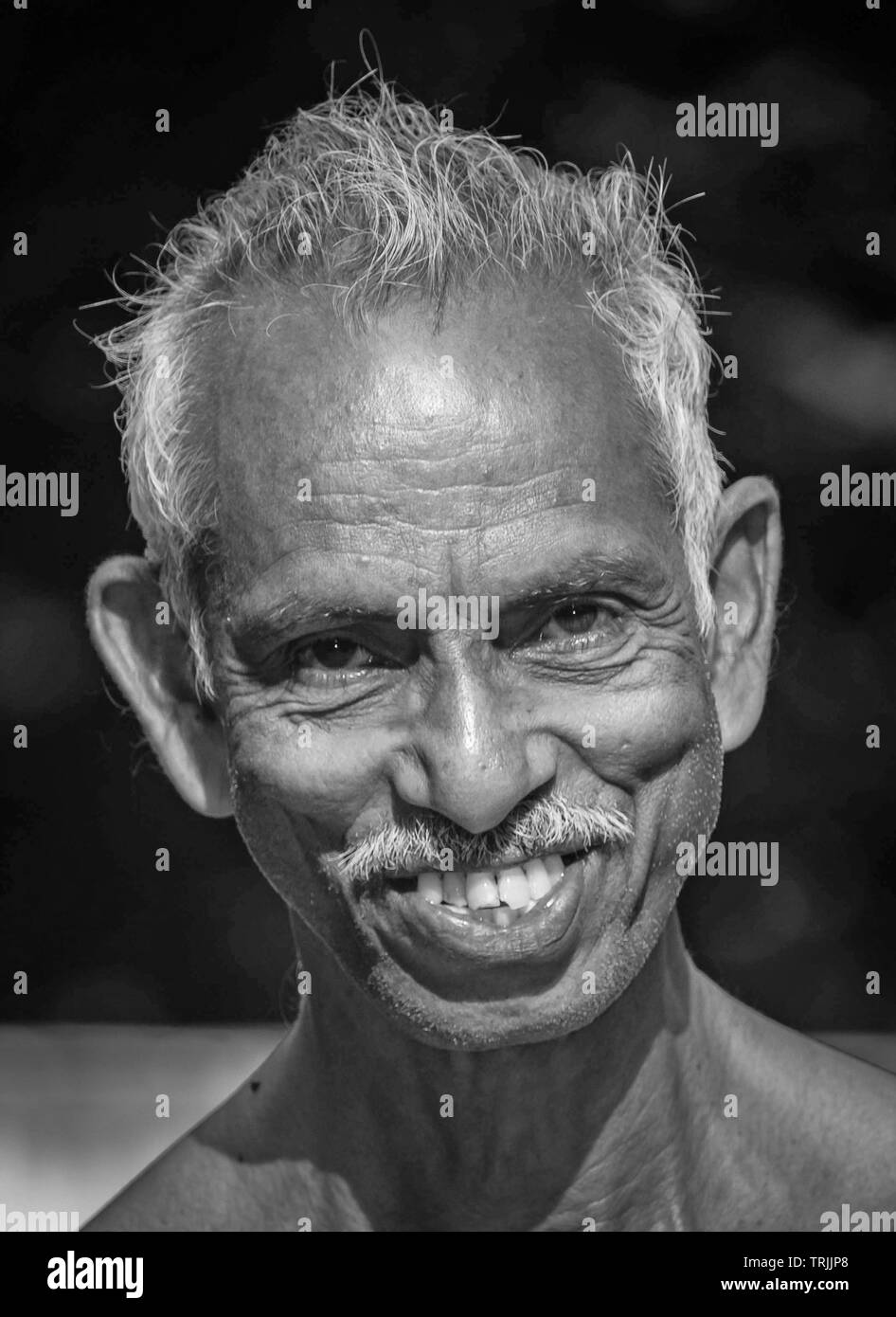 Quilon, Kerala, India - 14 Settembre 2016: un ritratto in bianco e nero più felici di vecchio uomo indiano Foto Stock